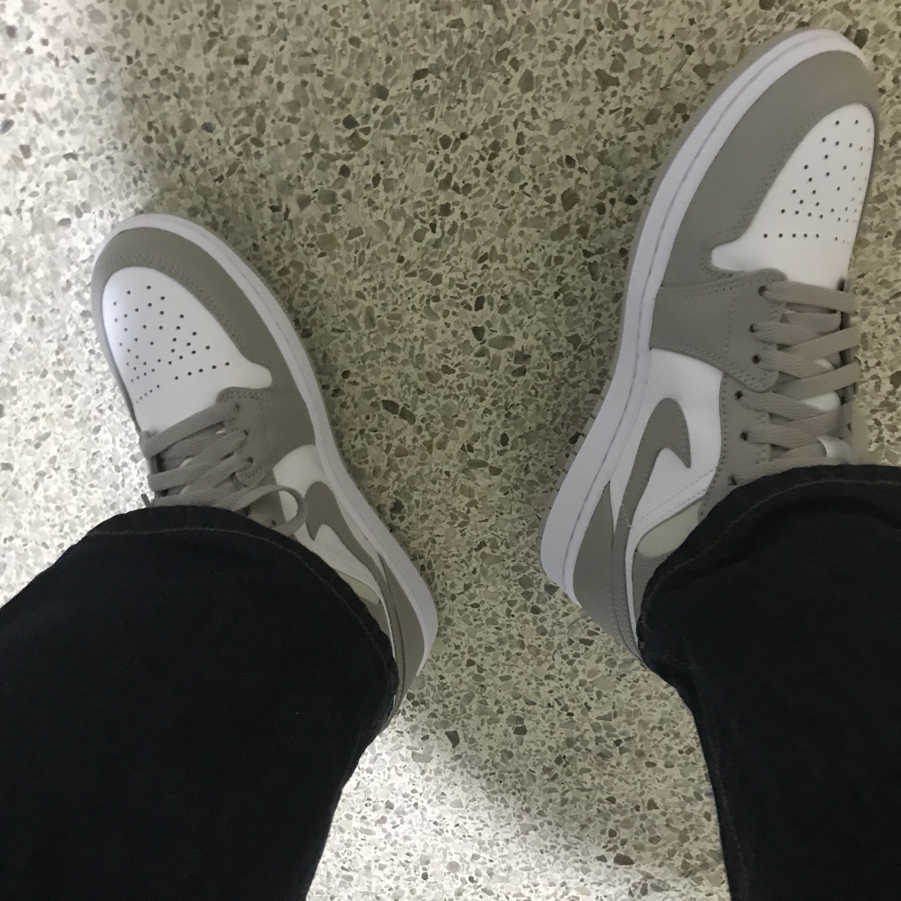 Jordan 1 Mid College Grey 착용 스타일