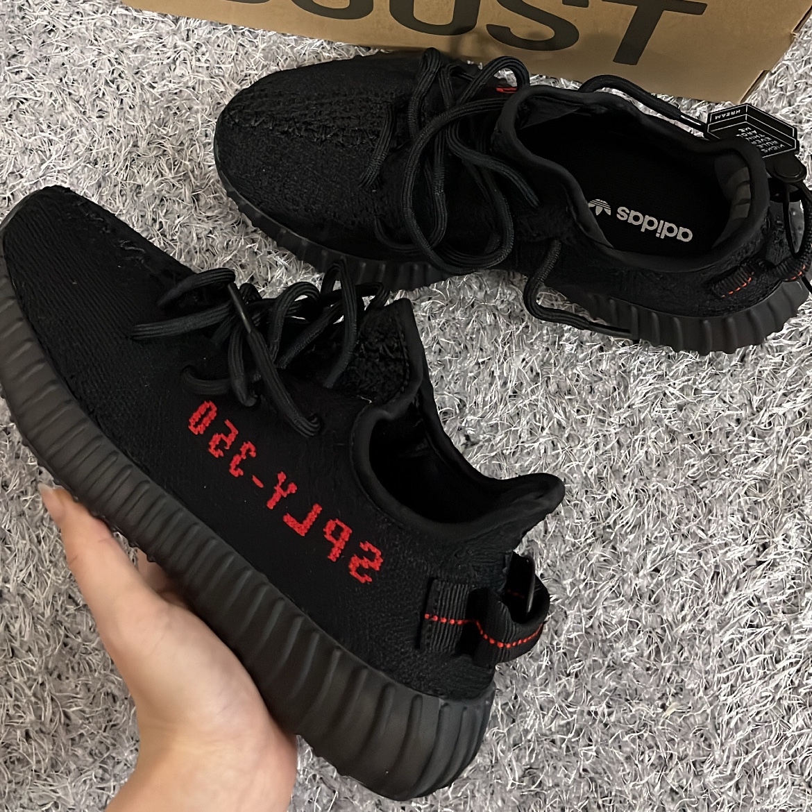 Adidas Yeezy Boost 350 V2 Black Red 2020 착용 스타일 - 2