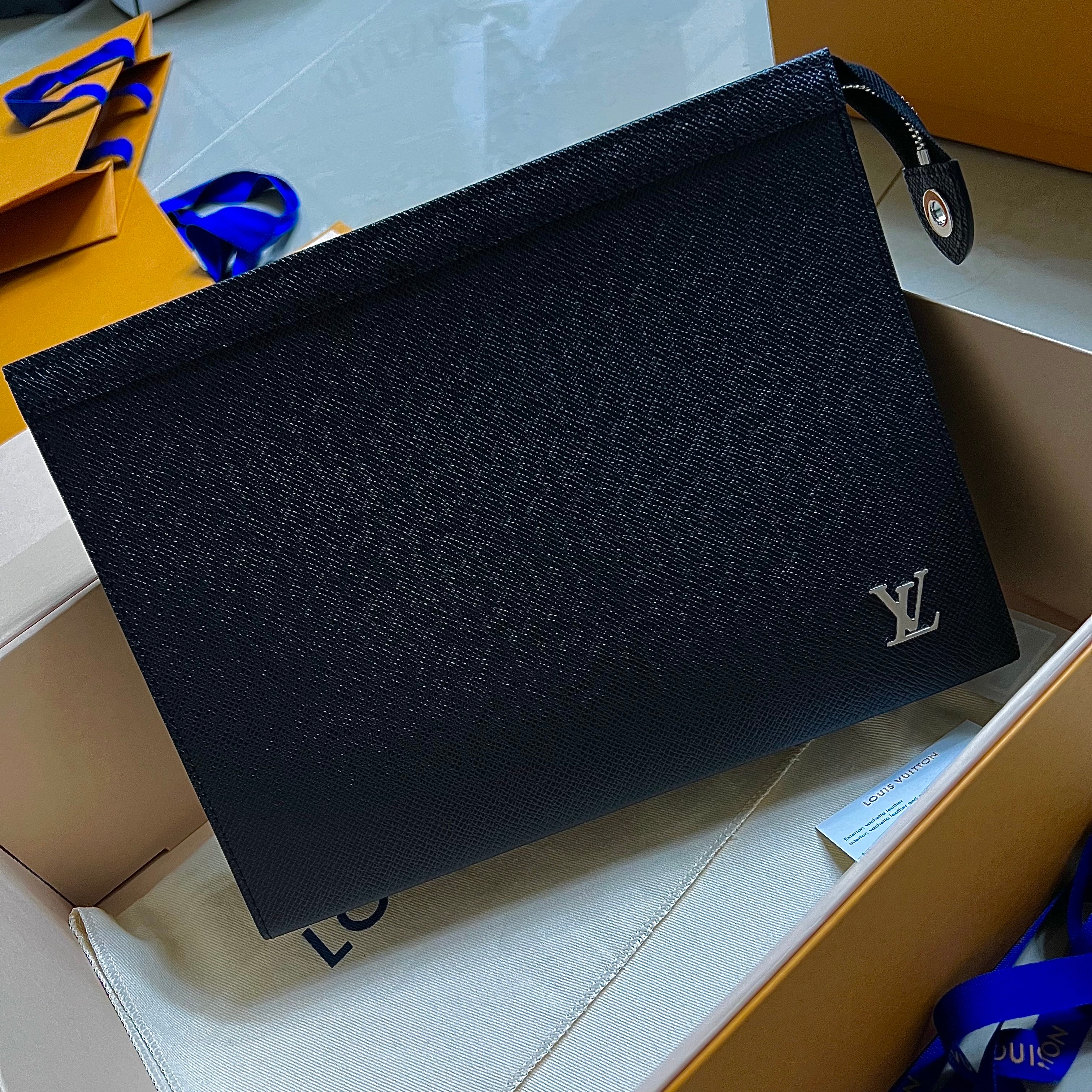 Louis Vuitton Multiple Wallet Taiga Black 착용 스타일
