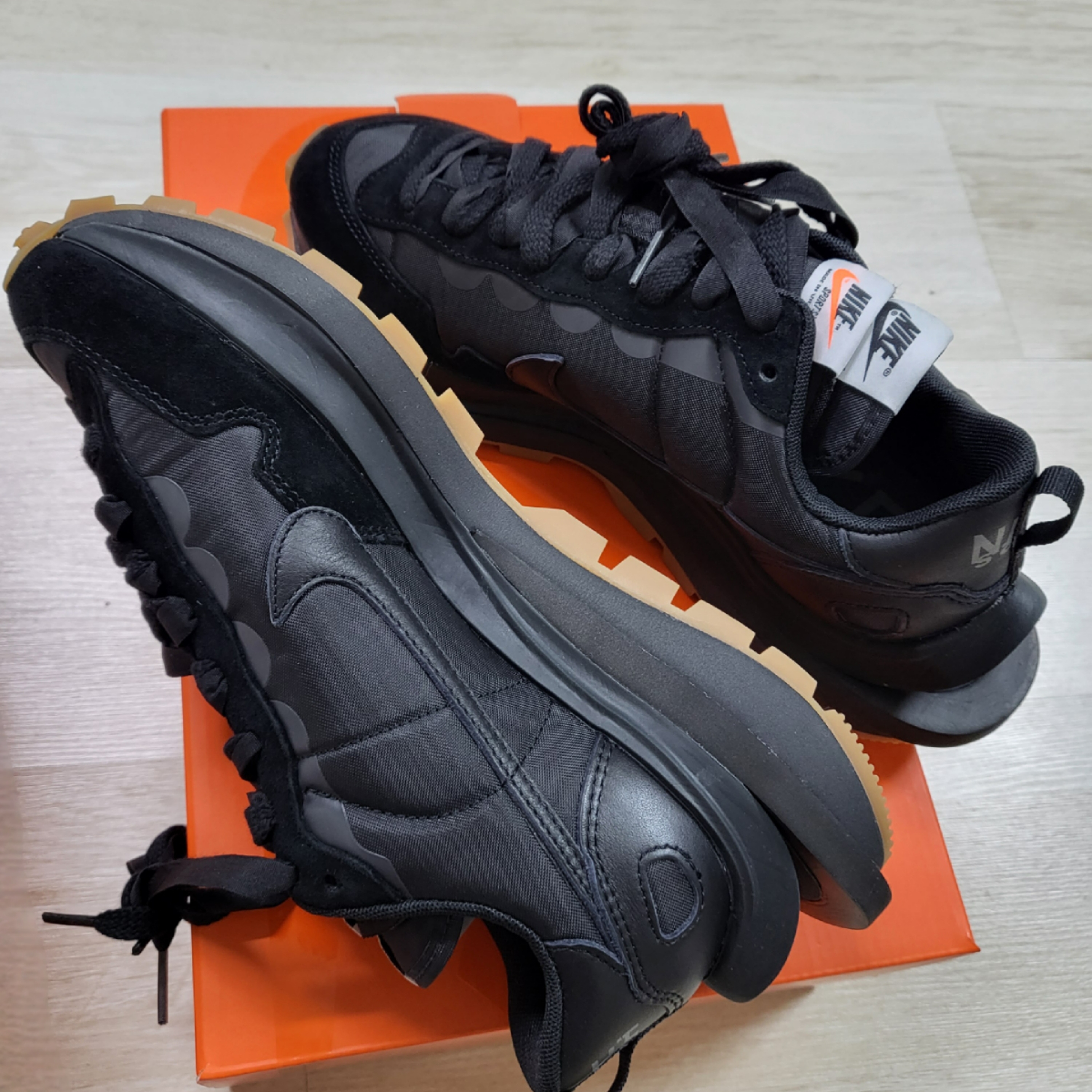 Nike x Sacai VaporWaffle Black and Gum 착용 스타일 - 3