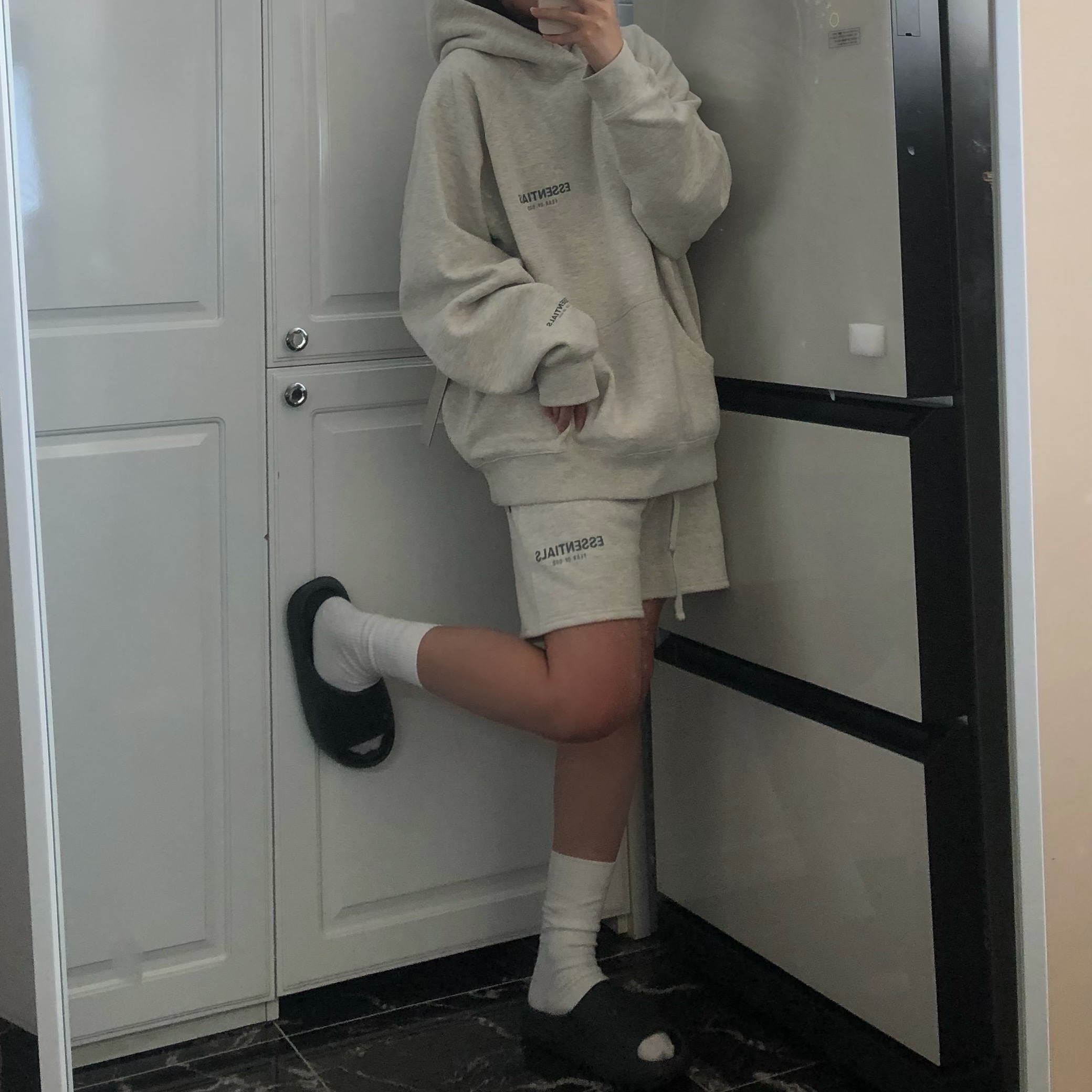 Adidas Yeezy Slide Onyx 착용 스타일 - 3