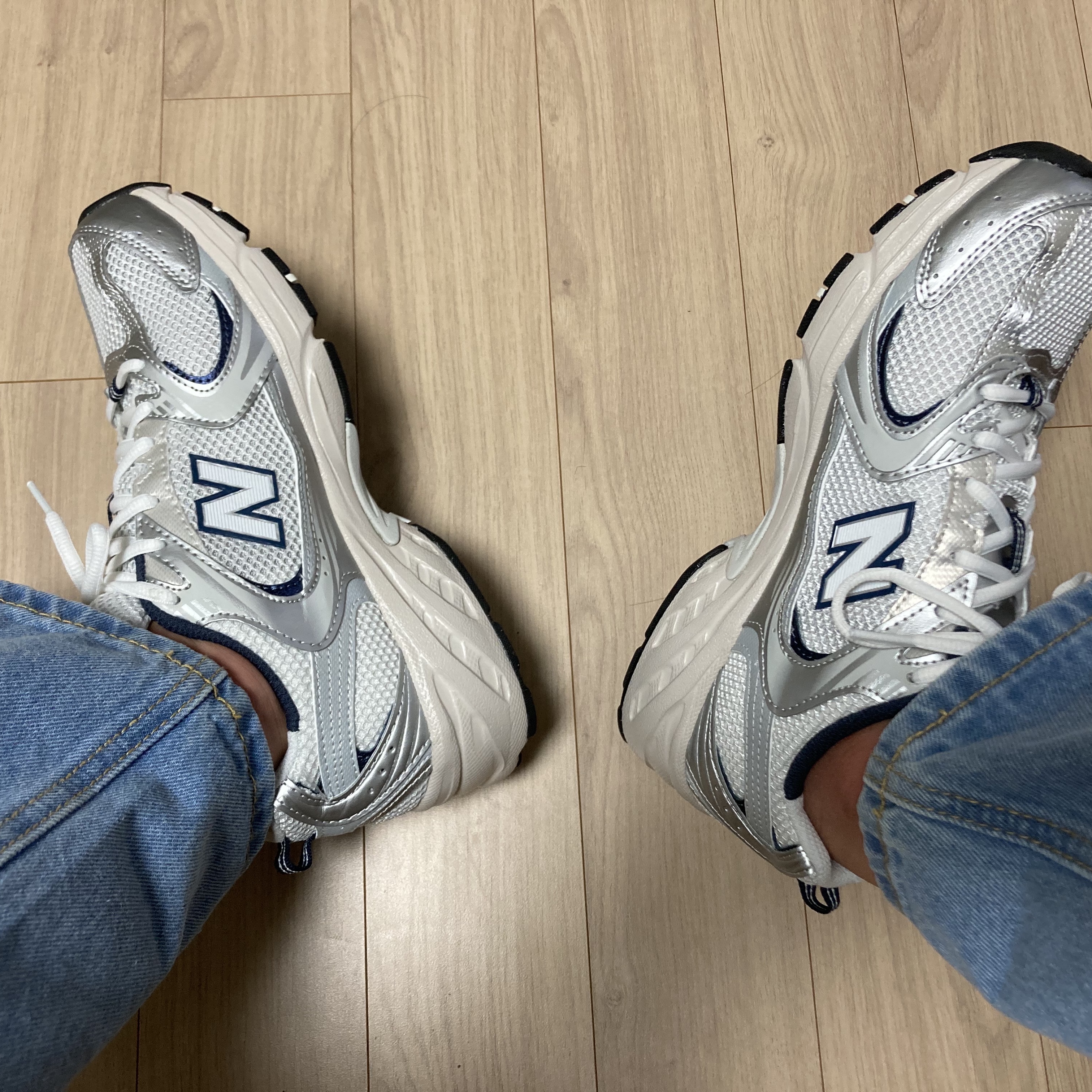 New Balance 530 Steel Grey, Nike Air Force 1 '07 LV8 Athletic Club Black Dark Sulfur 착용 스타일 - 4