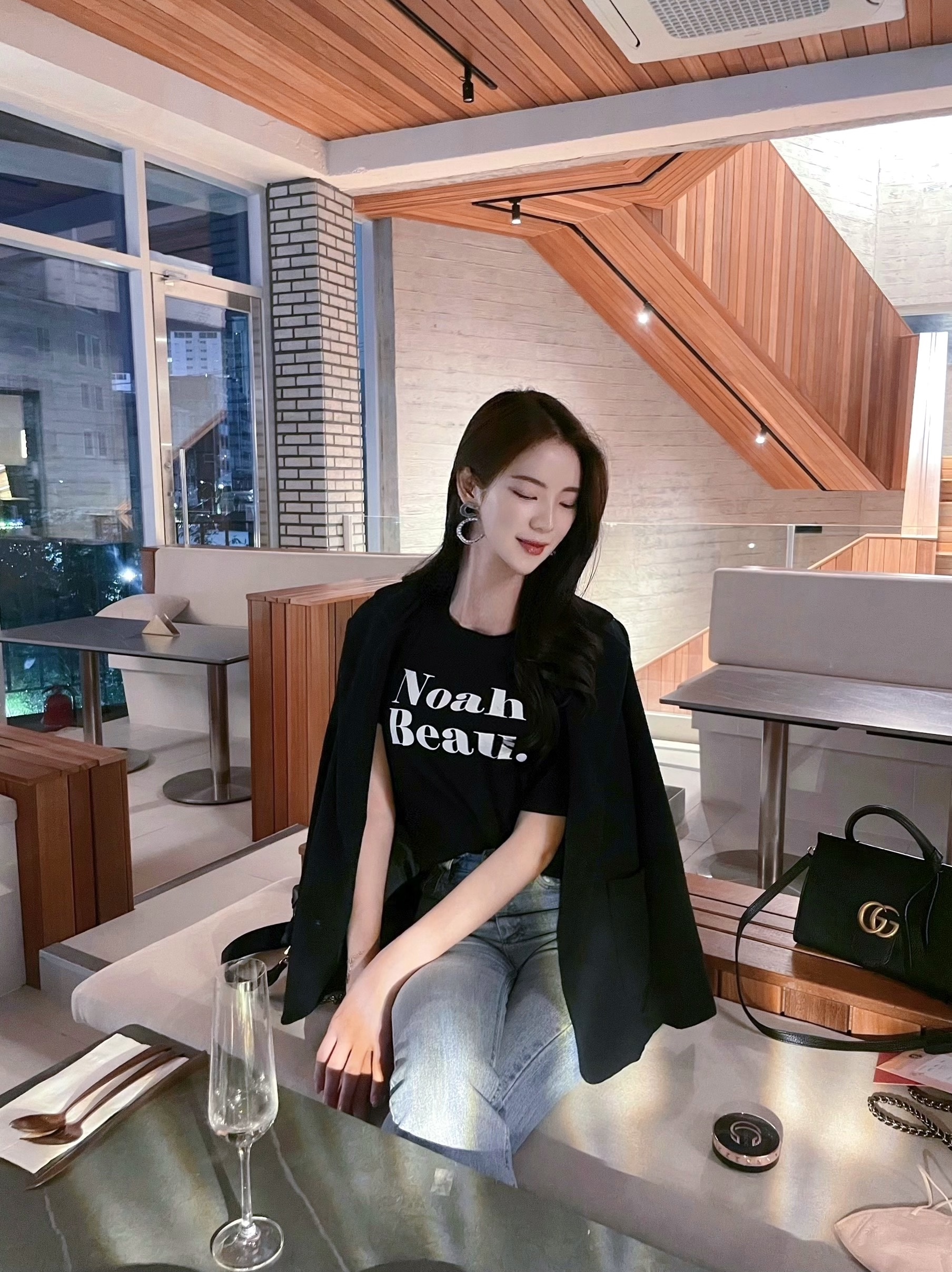 Gucci GG Marmont Matelasse Small Top Handle Bag Black, Burberry Mini Two-Tone Canvas and Leather Pocket Bag Natural Malt Brown 착용 스타일 - 2