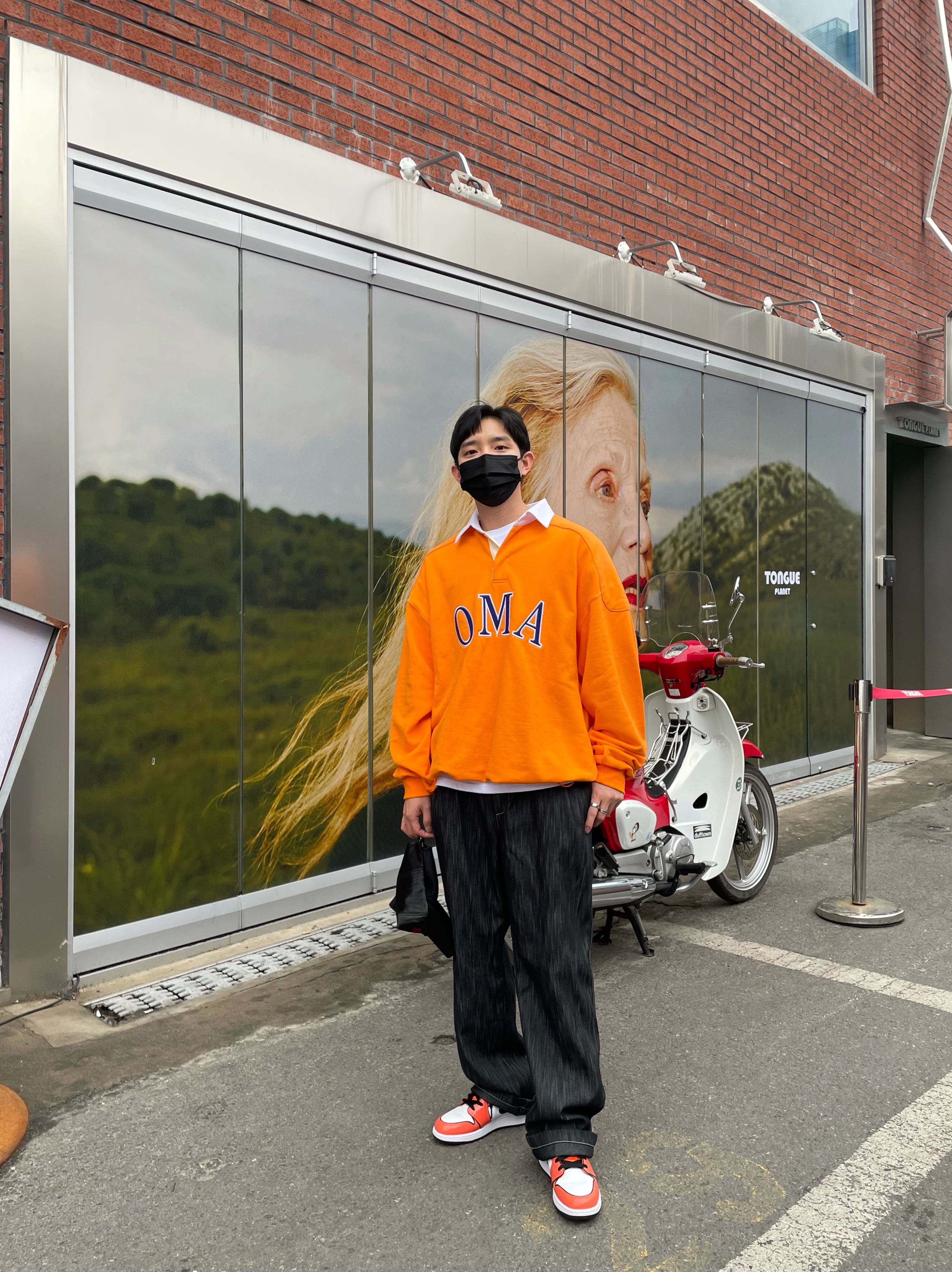 Jordan 1 Mid SE Turf Orange 착용 스타일 - 2