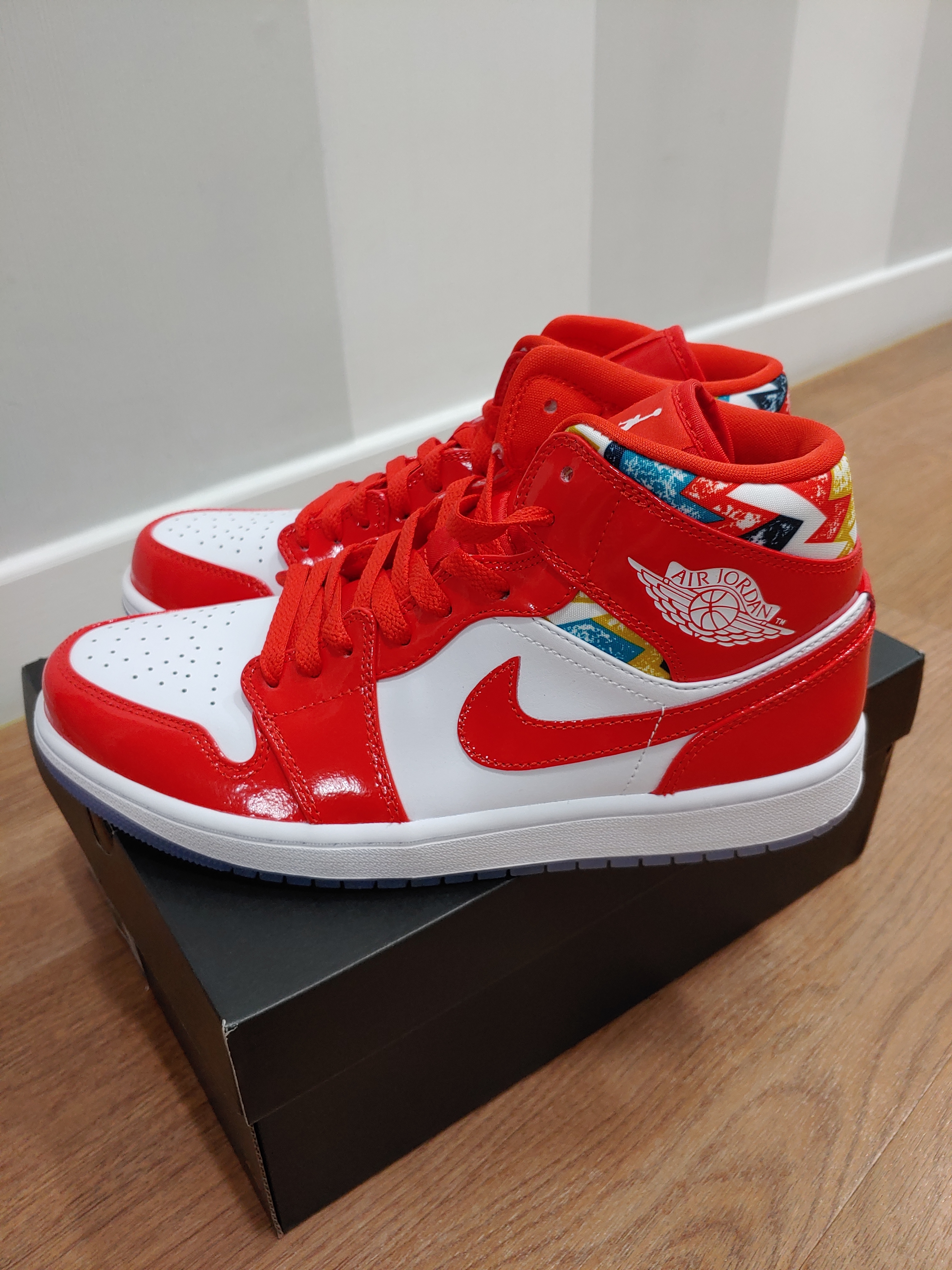 Jordan 1 Mid SE Barcelona Sweater 착용 스타일 - 1
