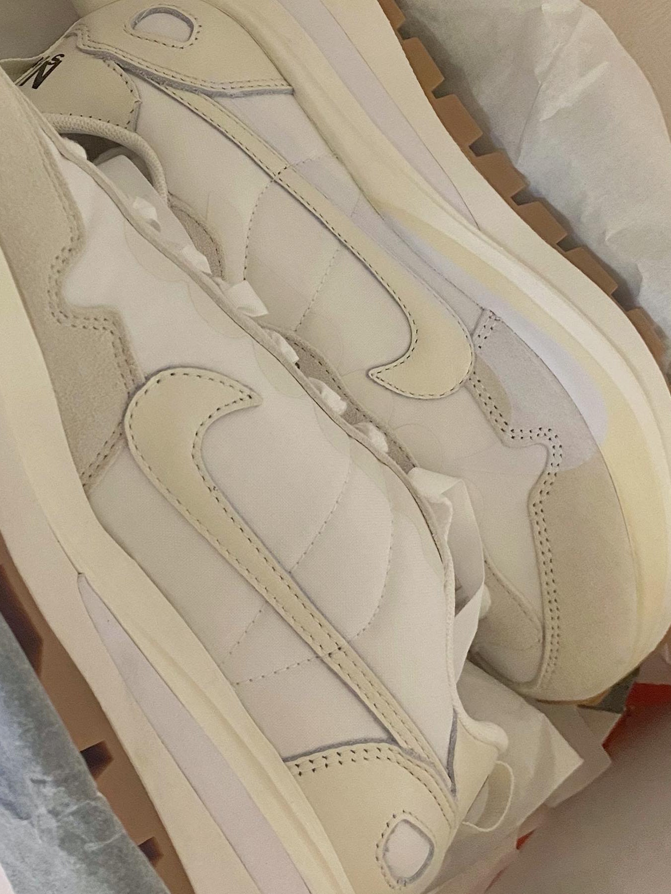 Nike x Sacai VaporWaffle White and Gum 착용 스타일 - 2