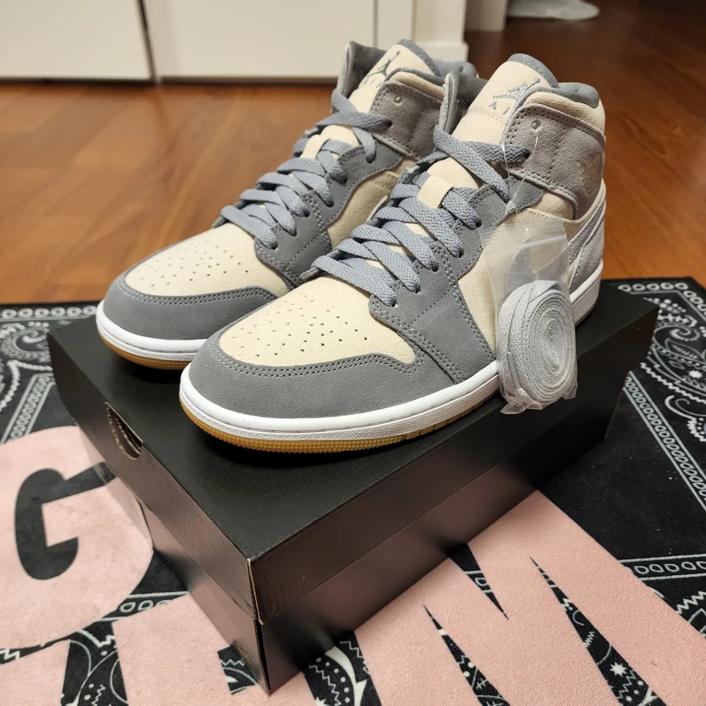 Jordan 1 Mid SE Coconut Milk Particle Grey 착용 스타일 - 2