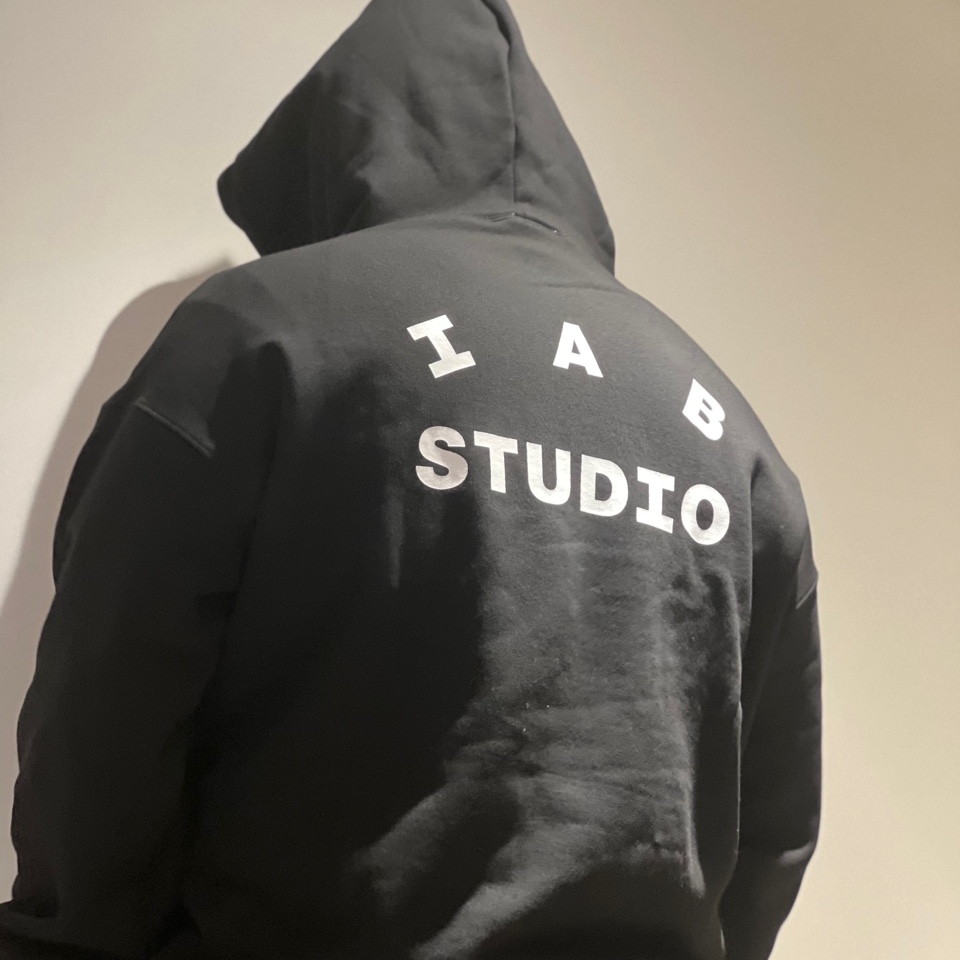 IAB Studio Hoodie Black White 착용 스타일 - 1