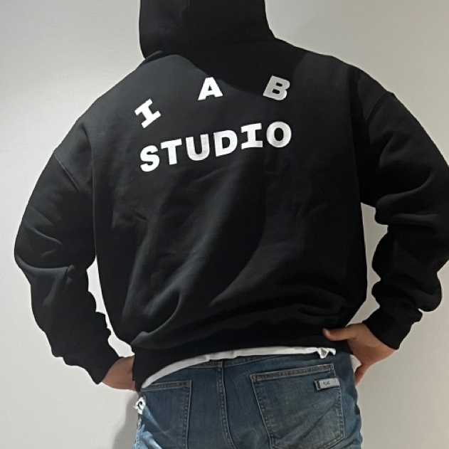 IAB Studio Hoodie Black White 착용 스타일 - 2