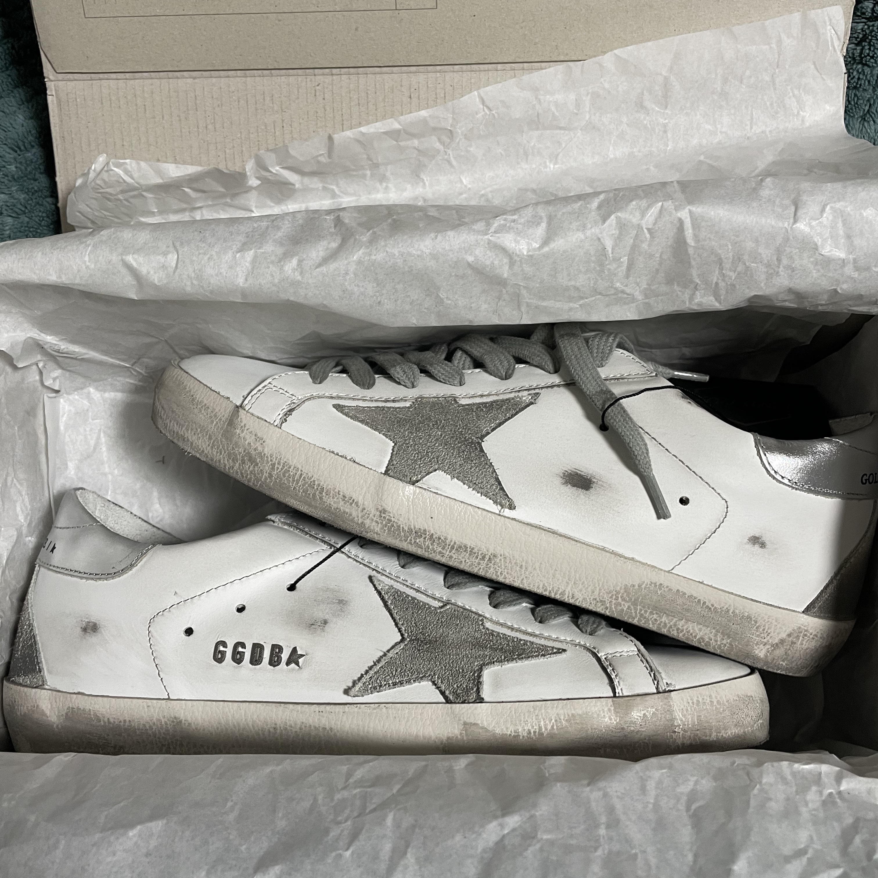 Golden Goose Superstar White Silver Heel Tab Sneakers 착용 스타일