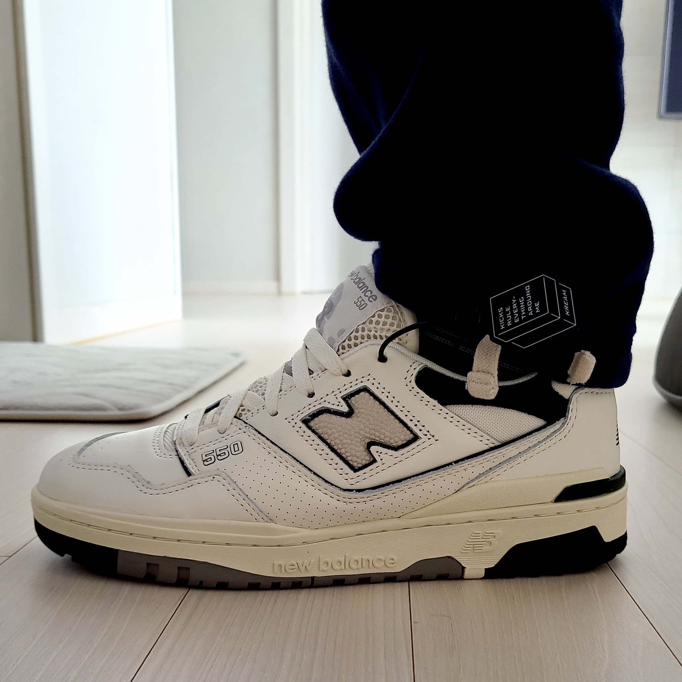 New Balance 550 White Grey - 2E Wide 착용 스타일