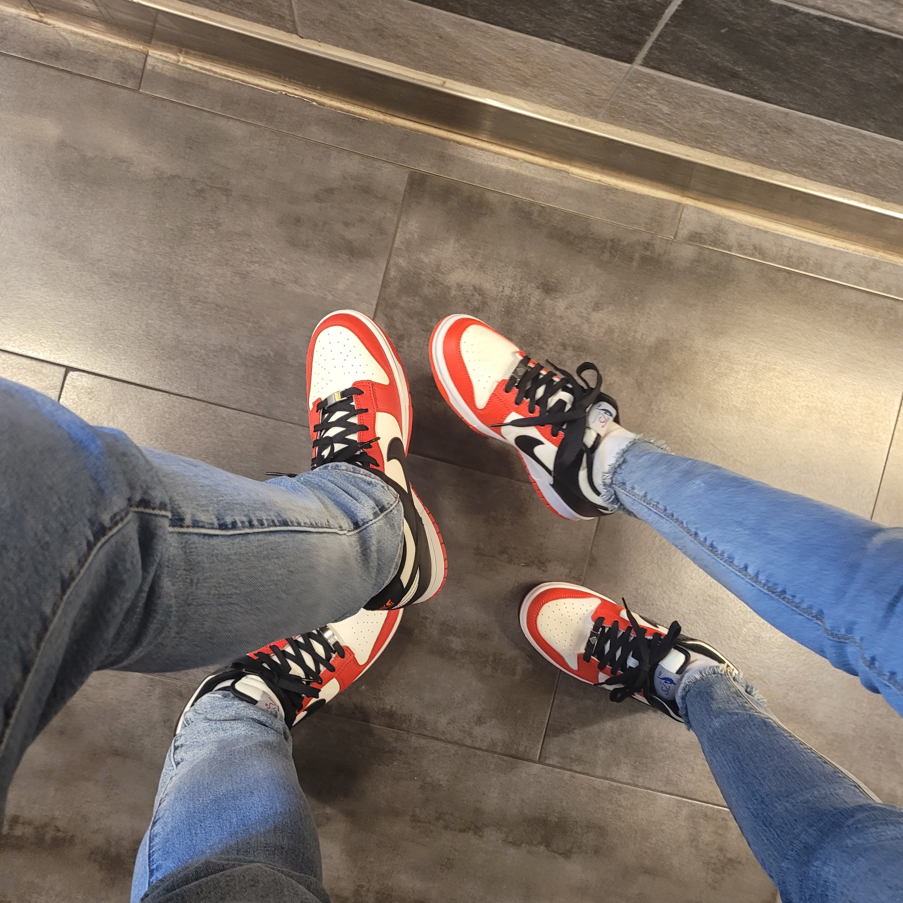 Nike x NBA Dunk Low Retro EMB Black and Chile Red 착용 스타일 - 4