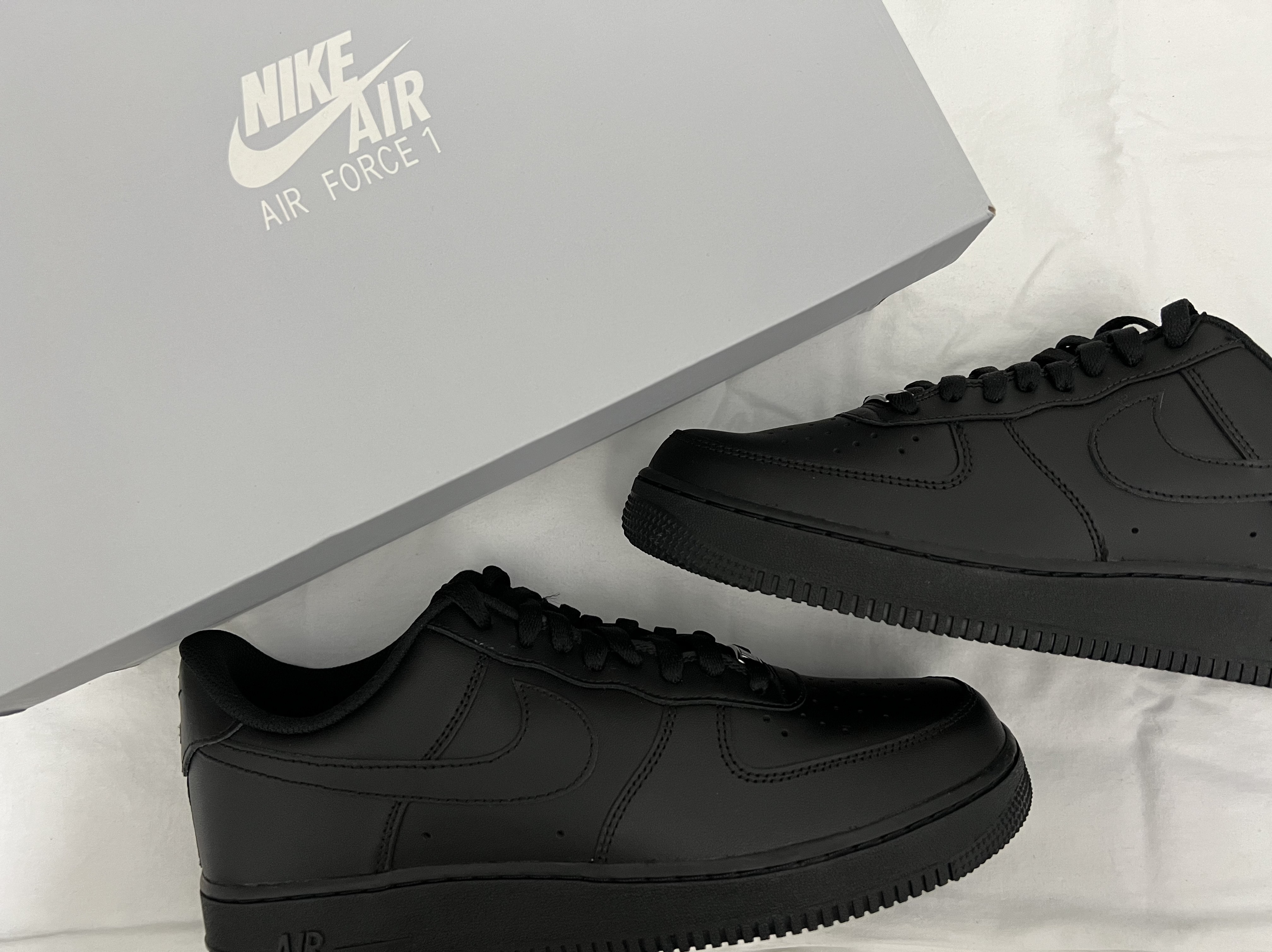 Nike Air Force 1 '07 Low Triple Black 착용 스타일