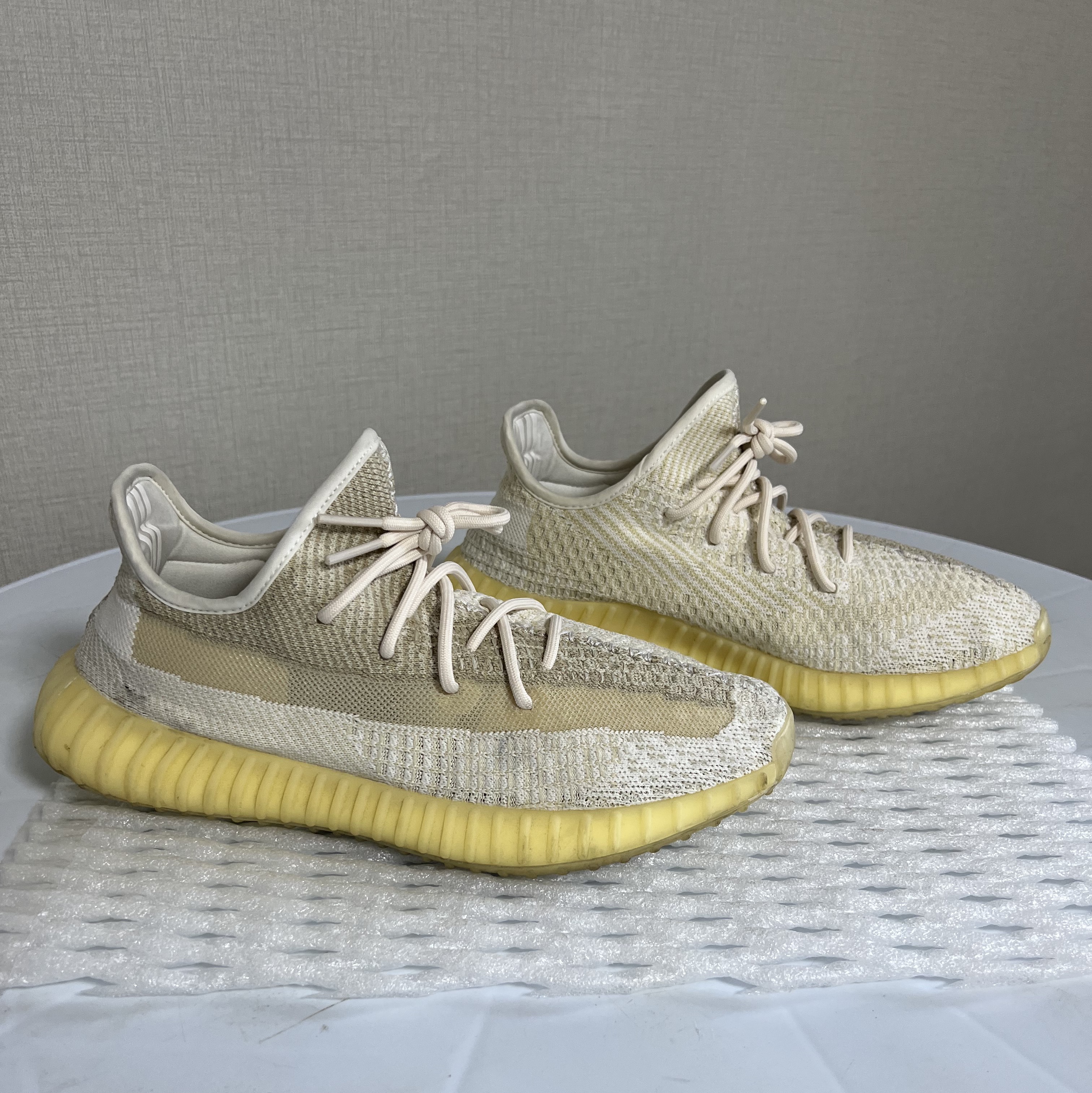 Adidas Yeezy Boost 350 V2 Natural 착용 스타일 - 2