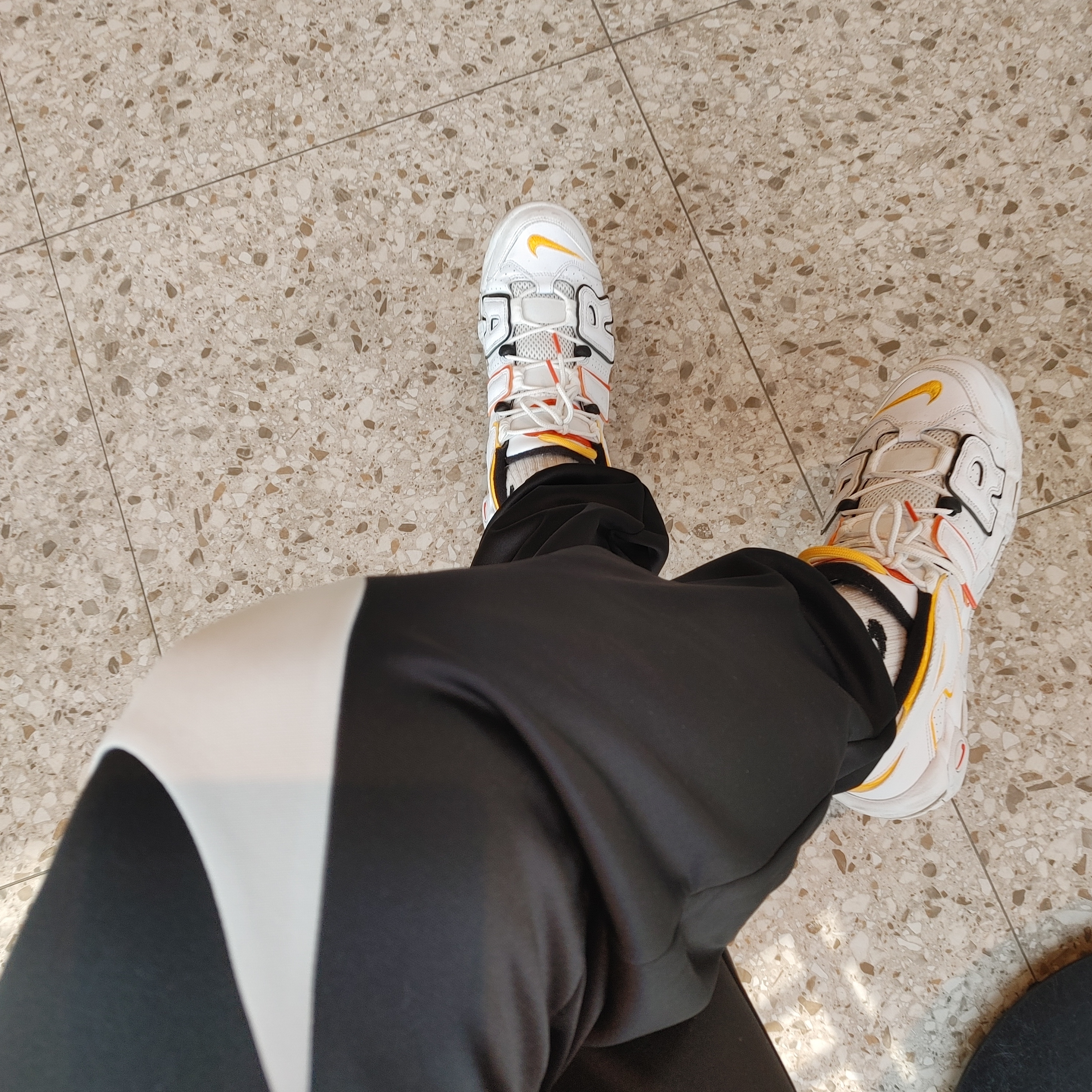 Nike Air More Uptempo Rayguns, Nike Air More Uptempo 96 Loud and Clear 2021 착용 스타일 - 1