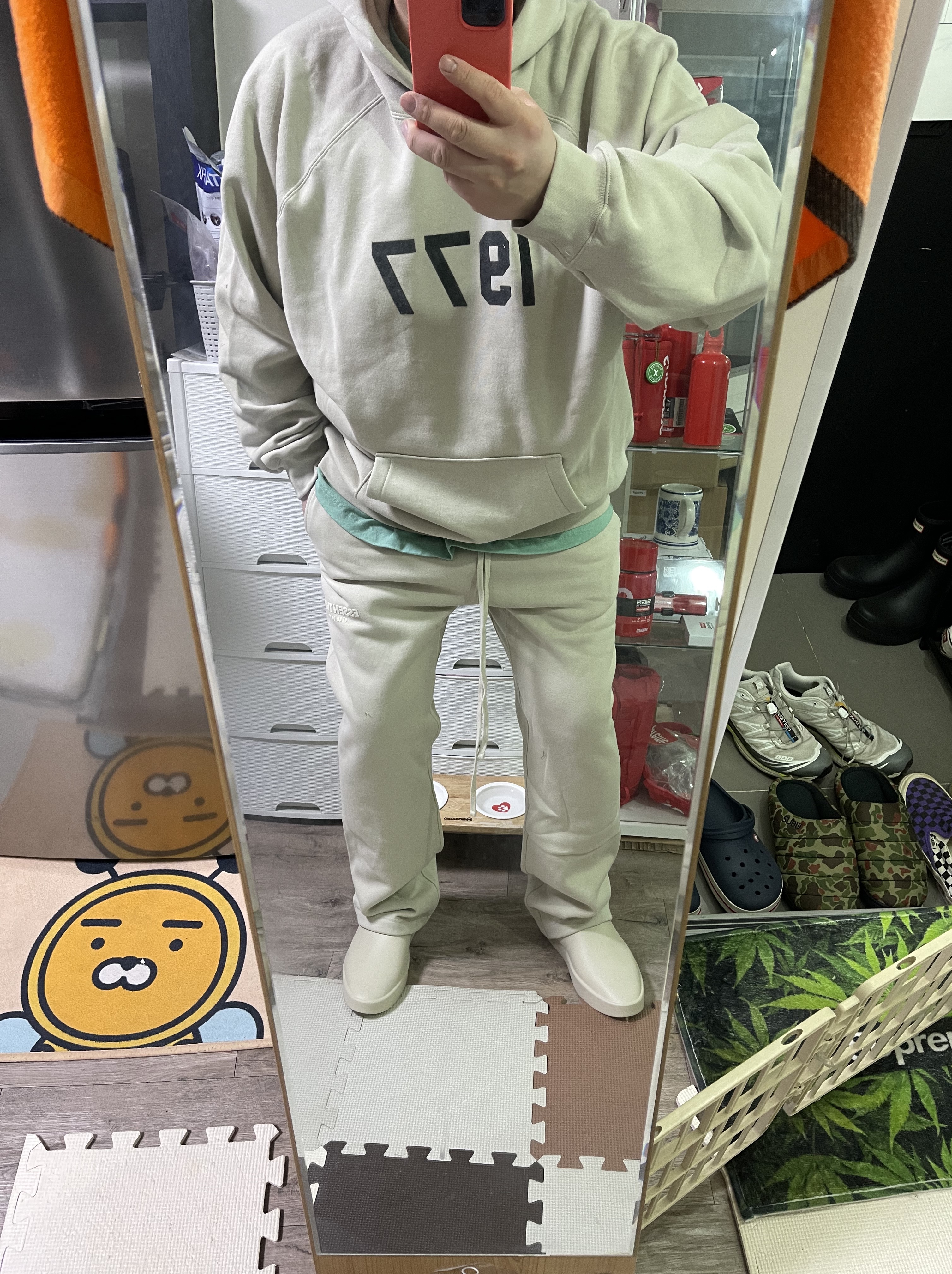 Essentials 1977 Hoodie Wheat - 22SS, Essentials Relaxed Sweatpants Wheat - 22SS 착용 스타일