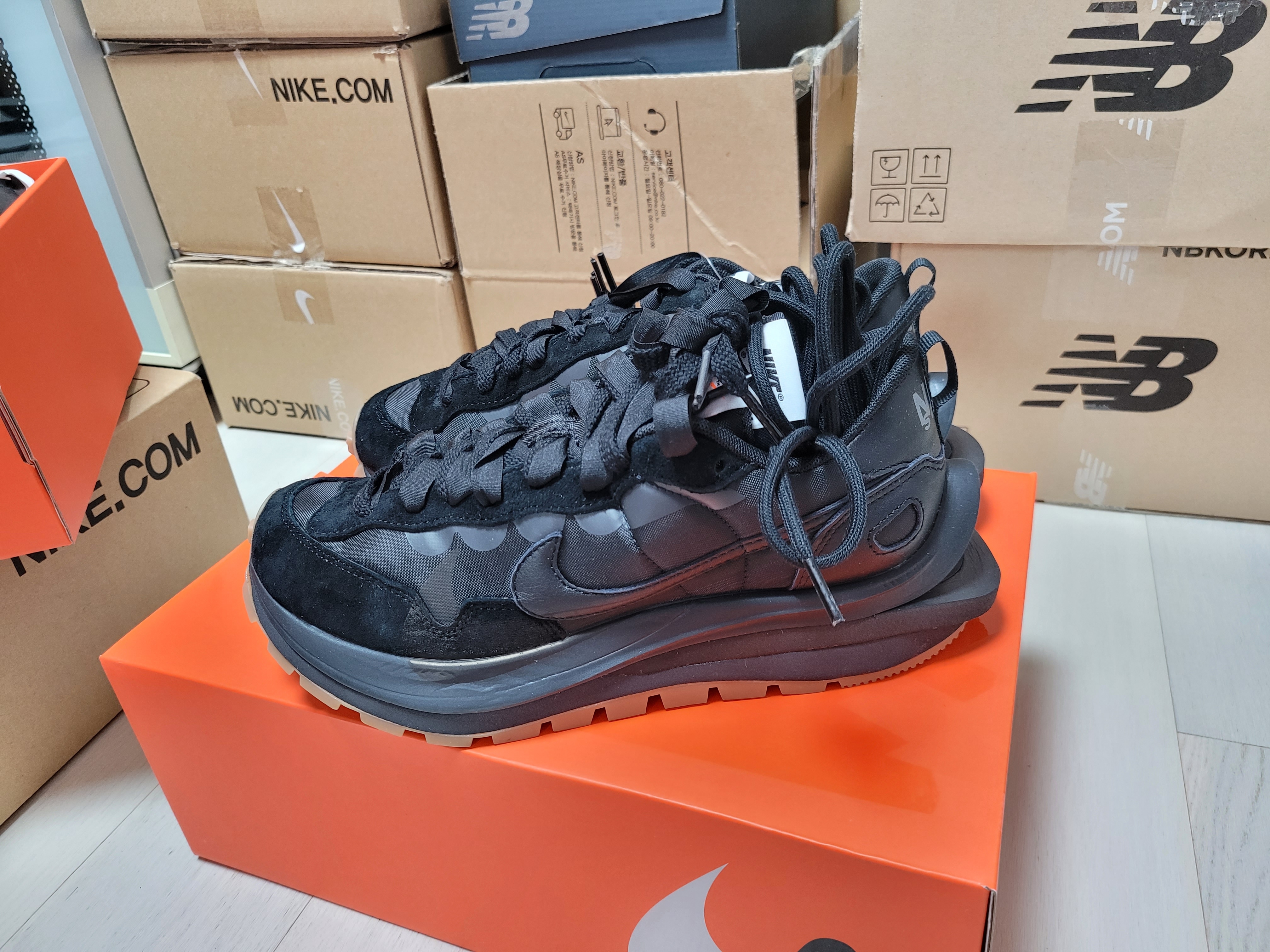 Nike x Sacai VaporWaffle Black and Gum 착용 스타일