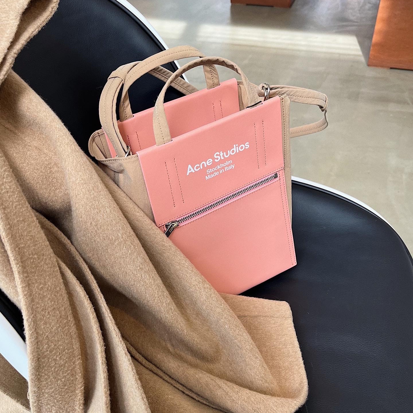 Acne Studios Baker Out Mini Tote Bag Brown Pink 착용 스타일