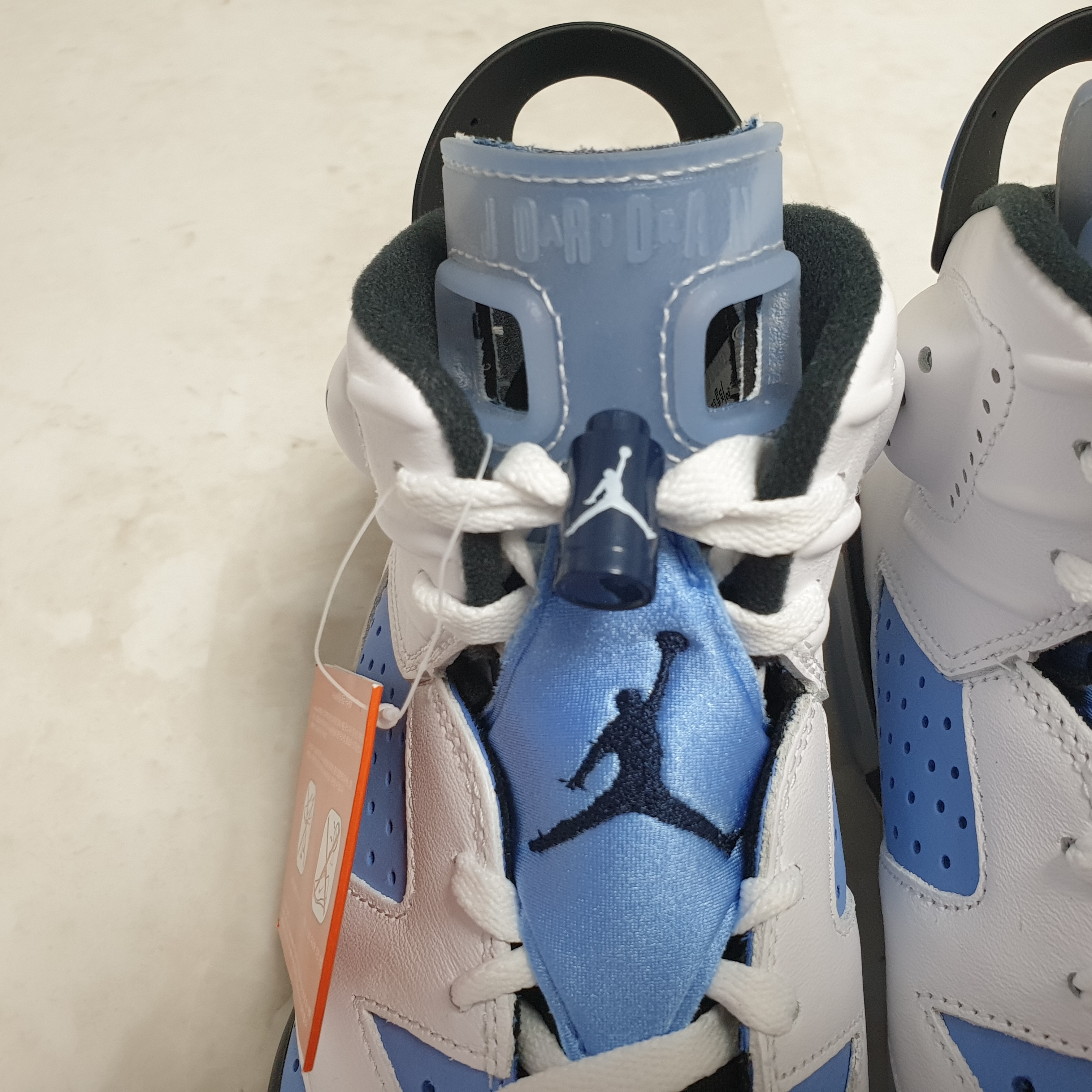Jordan 6 Retro University Blue 착용 스타일 - 3