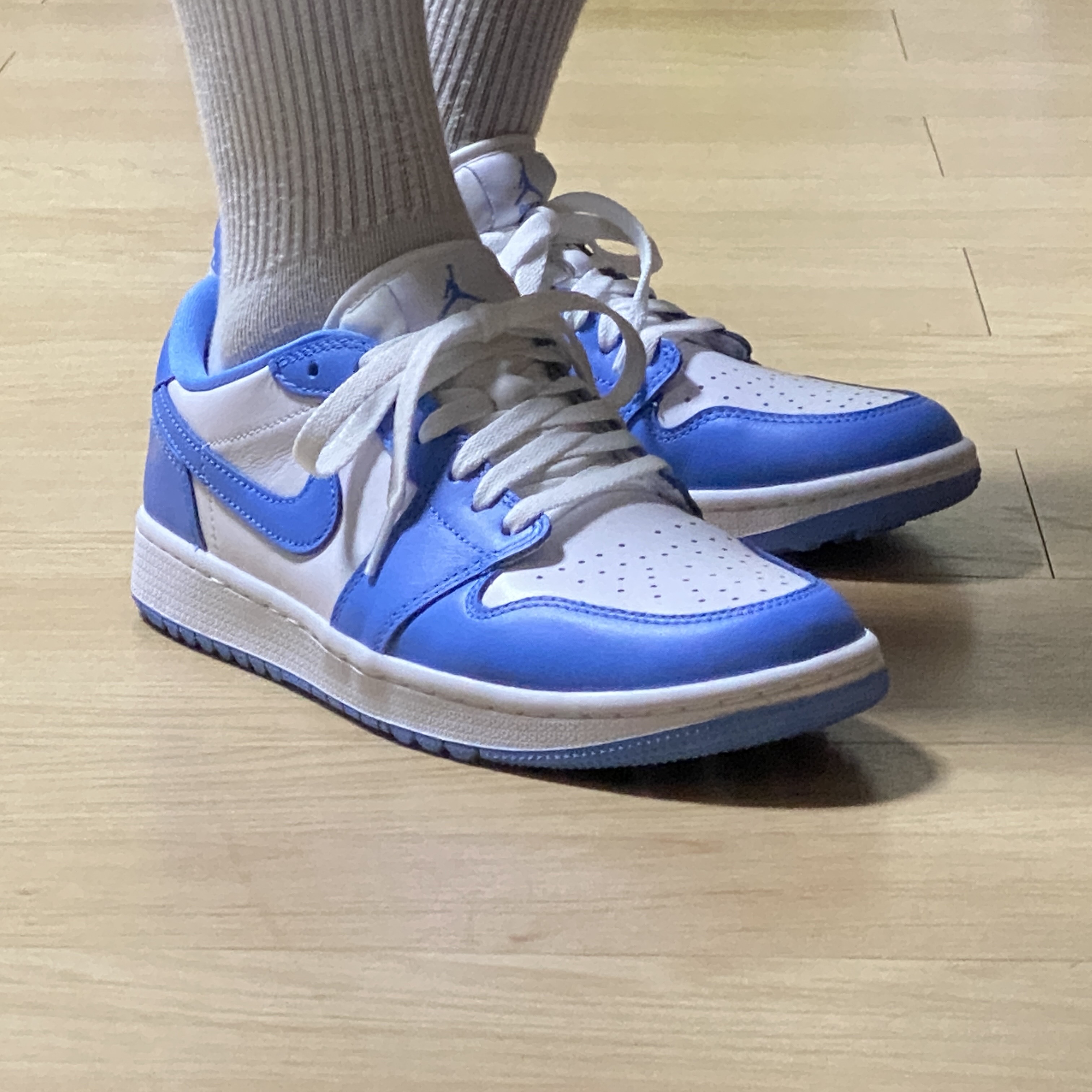 Jordan 1 Low Golf White and University Blue 착용 스타일
