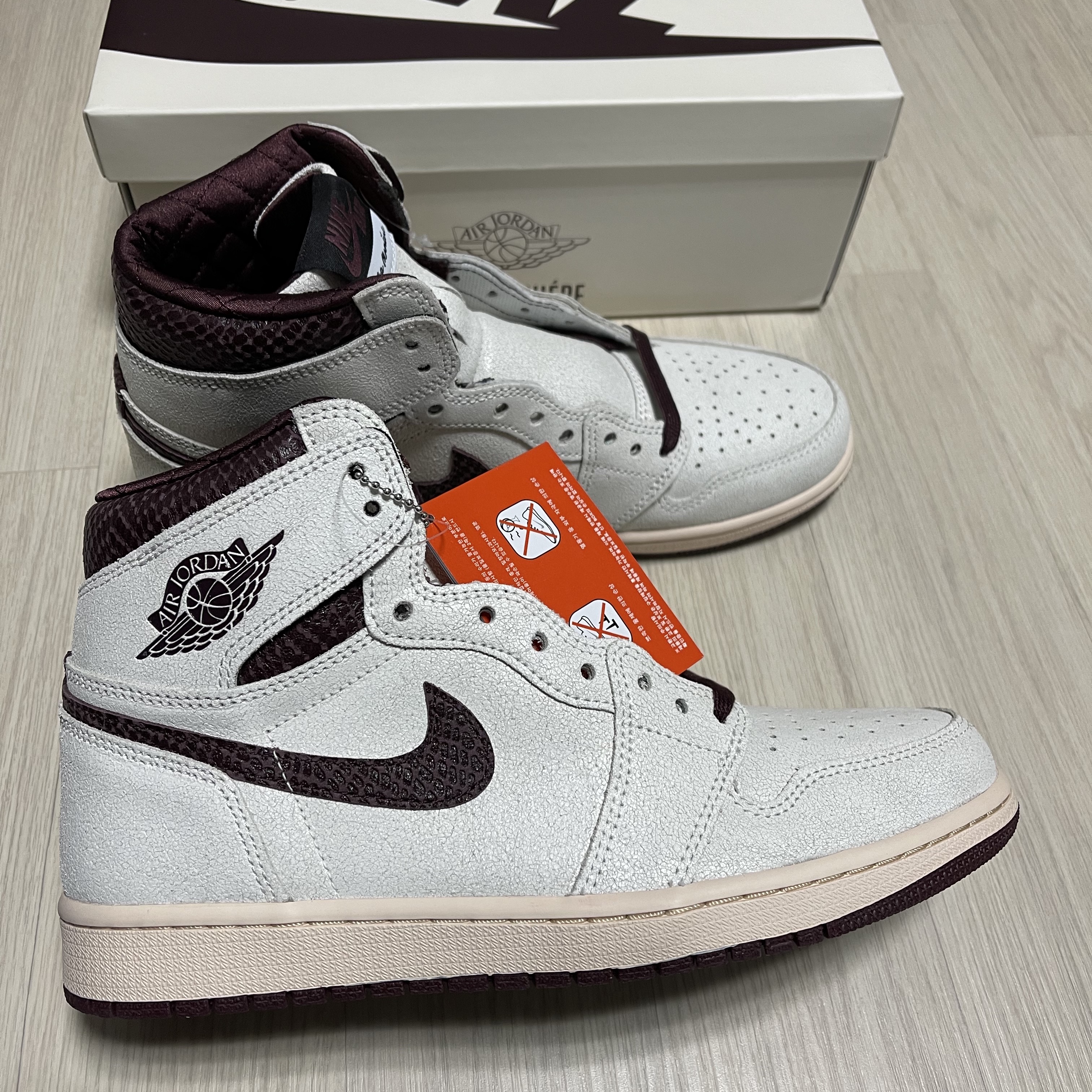 Jordan 1 x A Ma Maniere Retro High OG SP Sail and Burgundy 착용 스타일 - 2