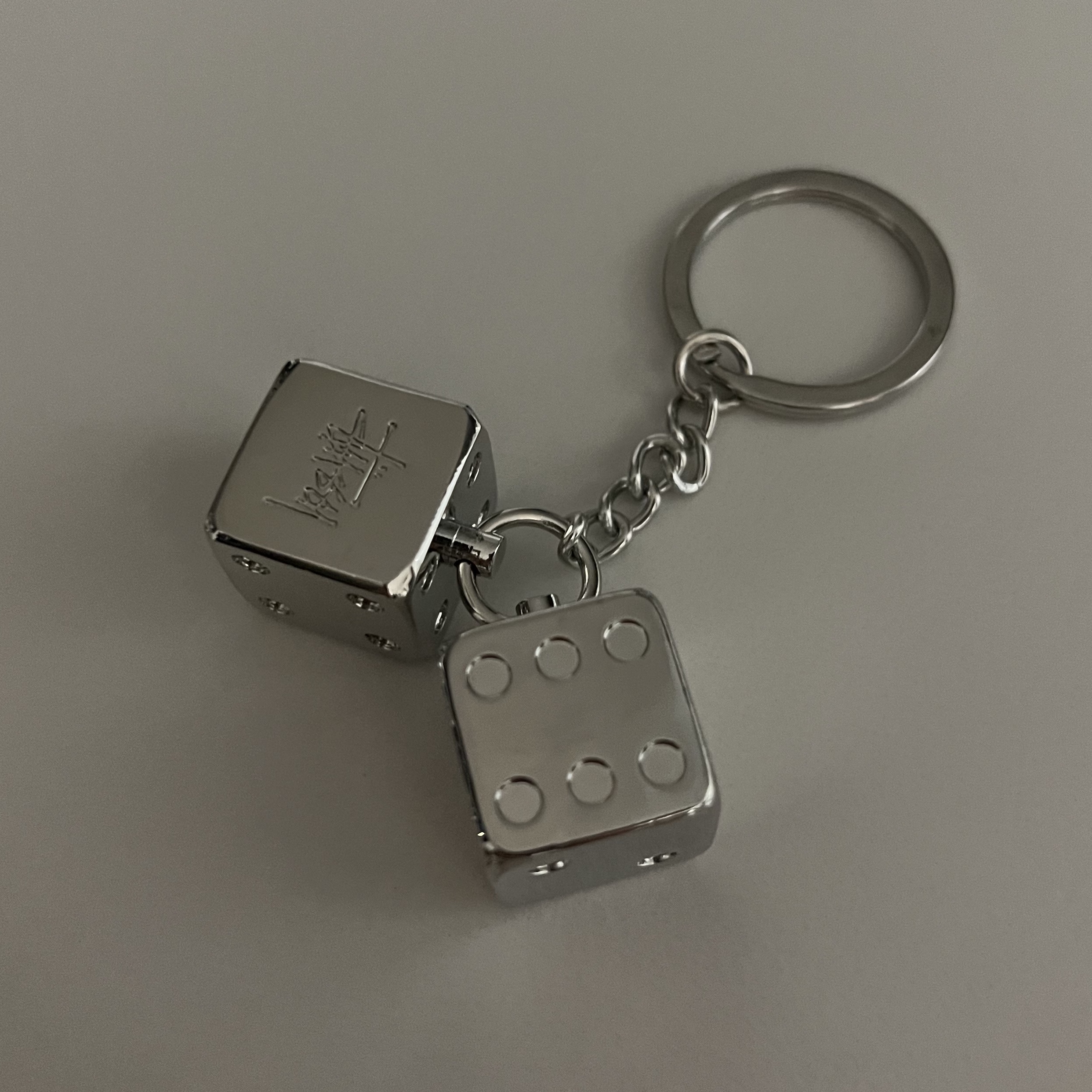 Stussy Metal Dice Keychain Silver 착용 스타일