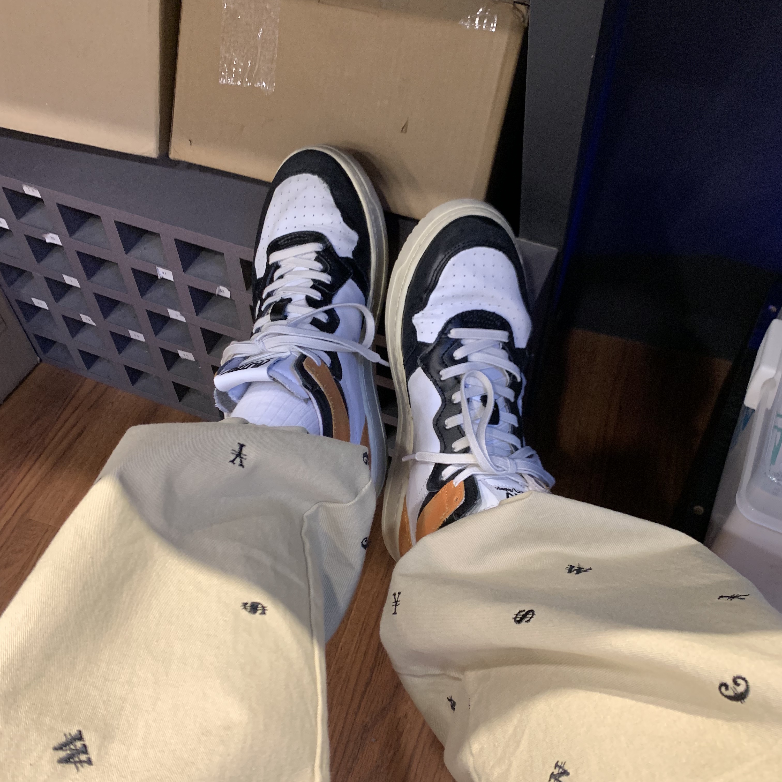 Autry Super Vintage Medalist Mid Leather Sneakers White Black Orange 착용 스타일