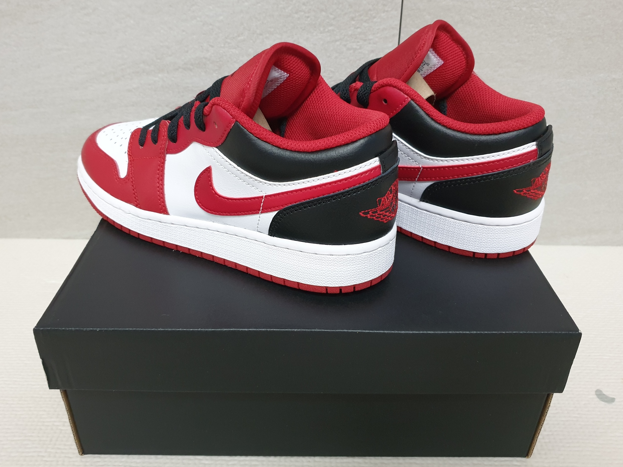 (GS) Jordan 1 Low White Gym Red Black 착용 스타일 - 2