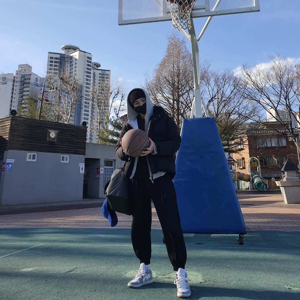 (W) Jordan 1 Mid Wolf Grey 착용 스타일 - 3