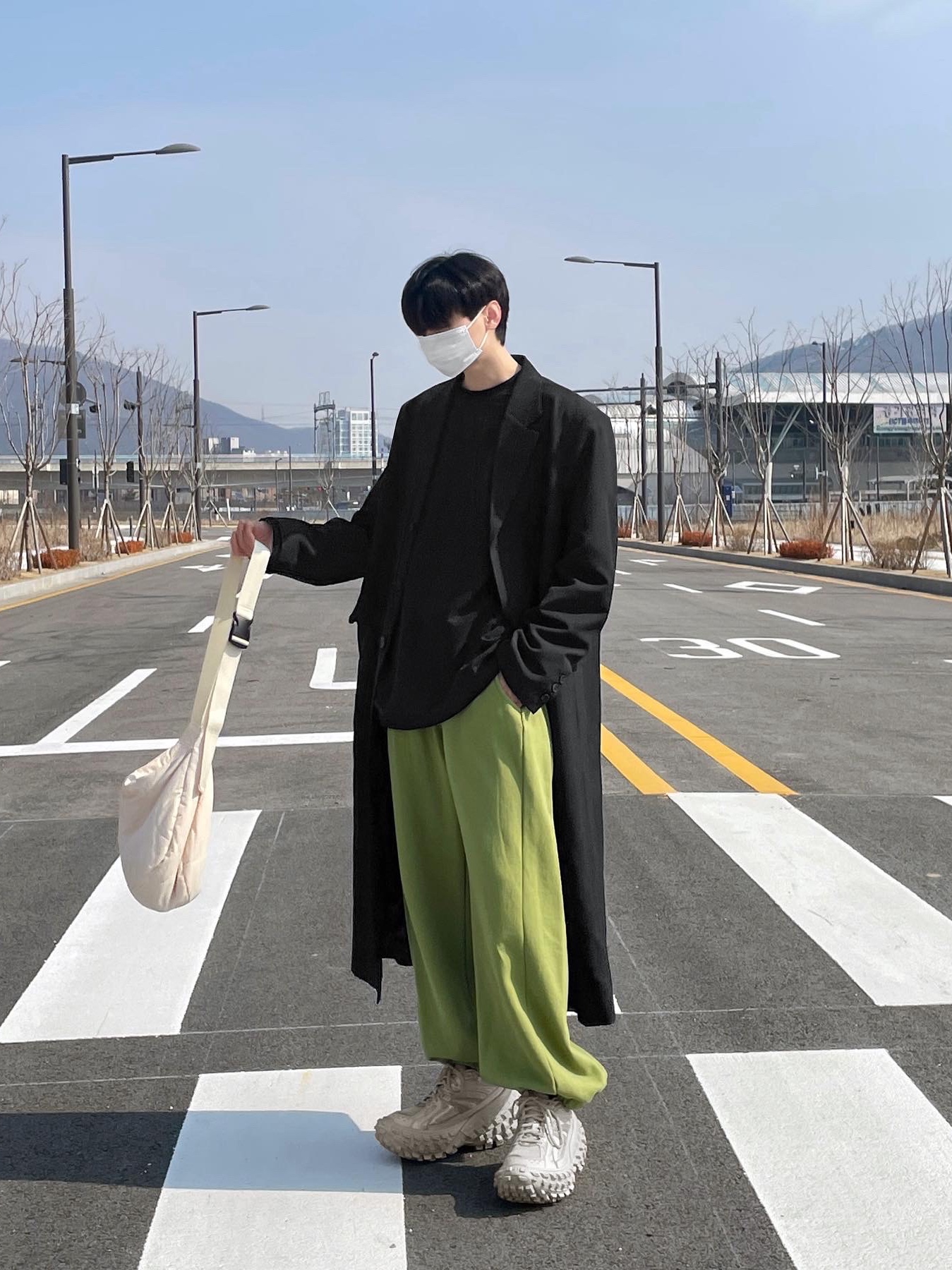 Balenciaga Defender Sneakers Beige 착용 스타일 - 2