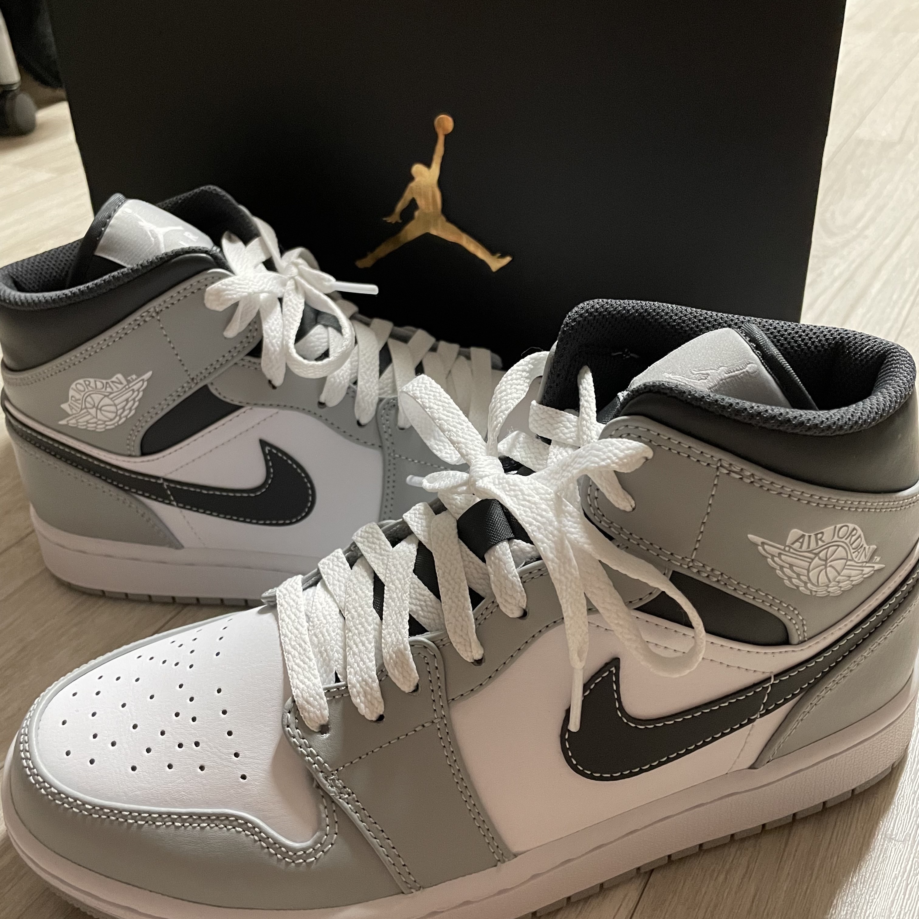 Jordan 1 Mid Light Smoke Grey Anthracite 착용 스타일 - 2