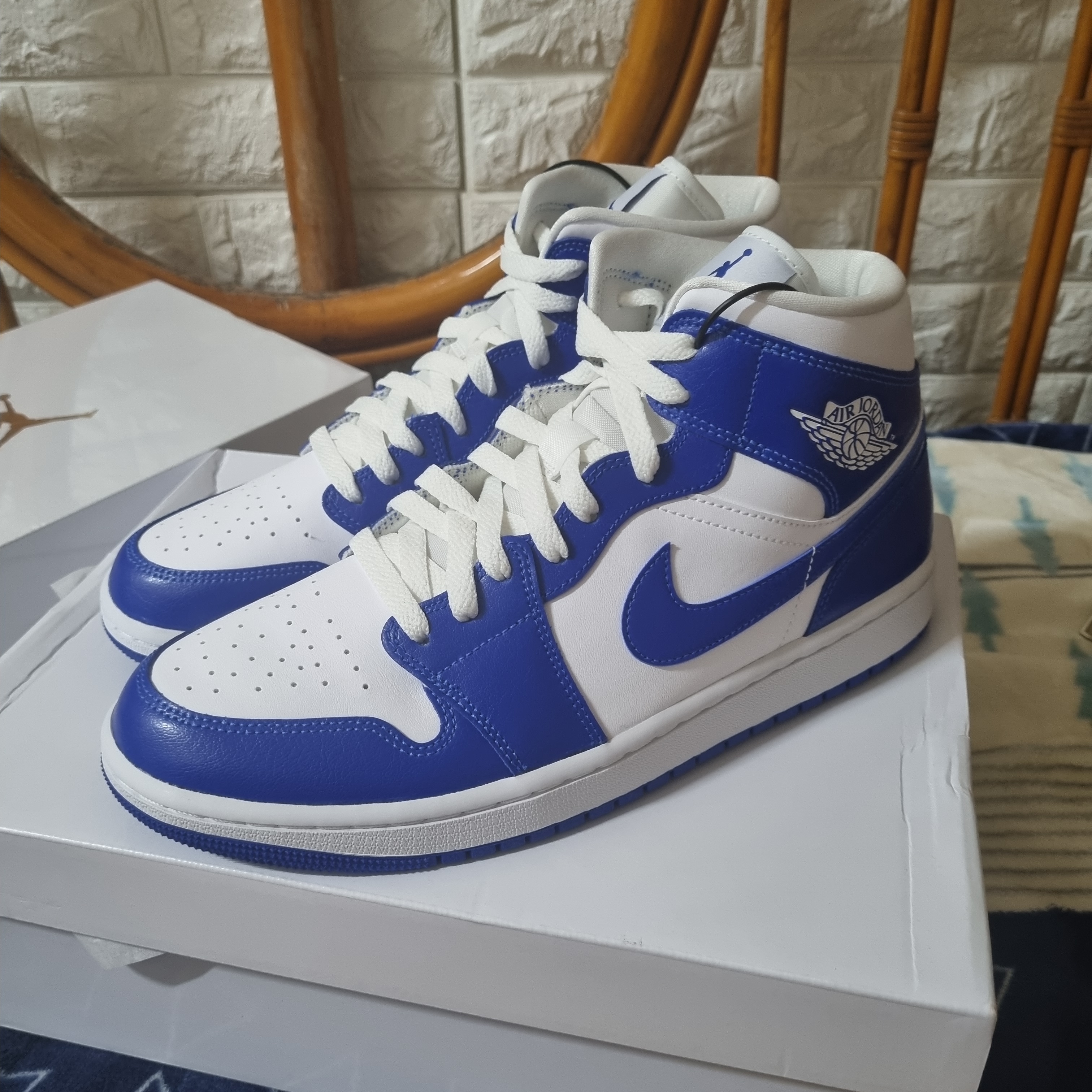 (W) Jordan 1 Mid White Hyper Royal 착용 스타일