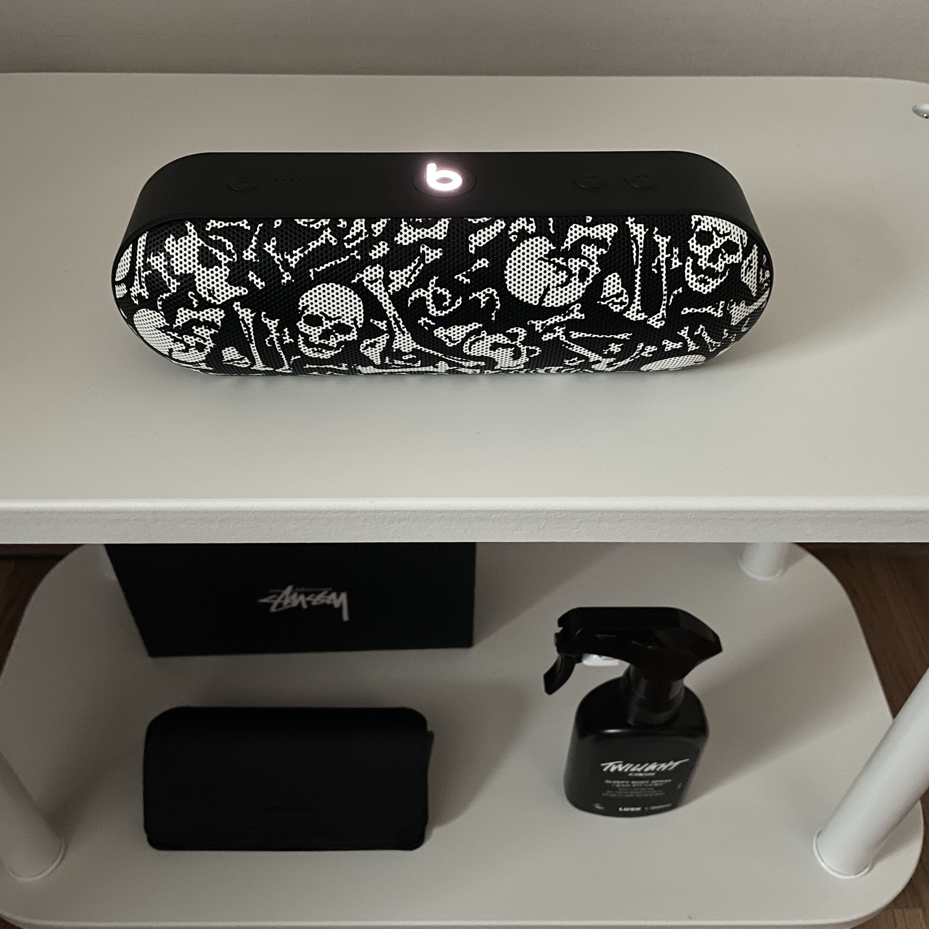 Stussy x Beats By Dre Pill+ Black White 착용 스타일