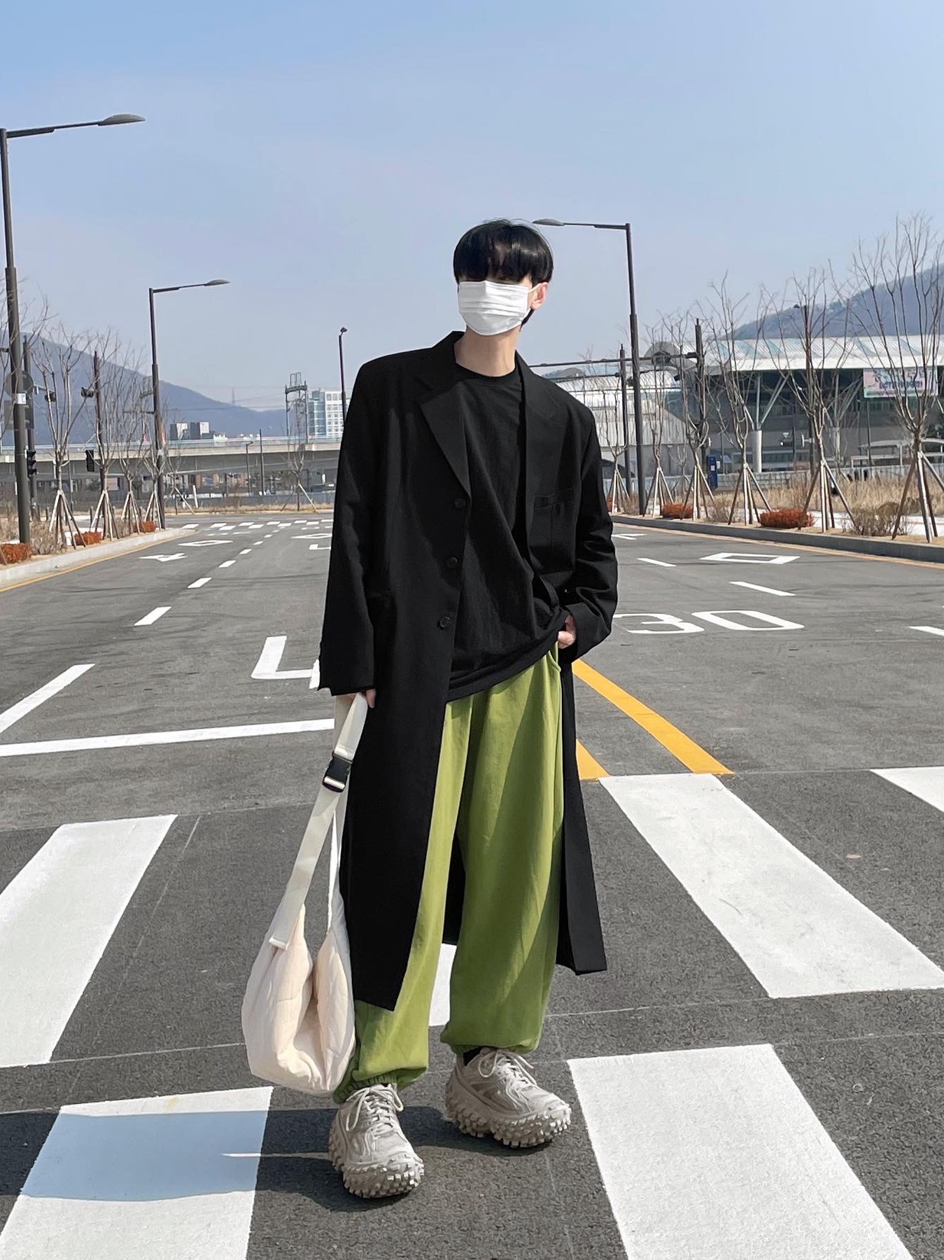 Balenciaga Defender Sneakers Beige 착용 스타일 - 1