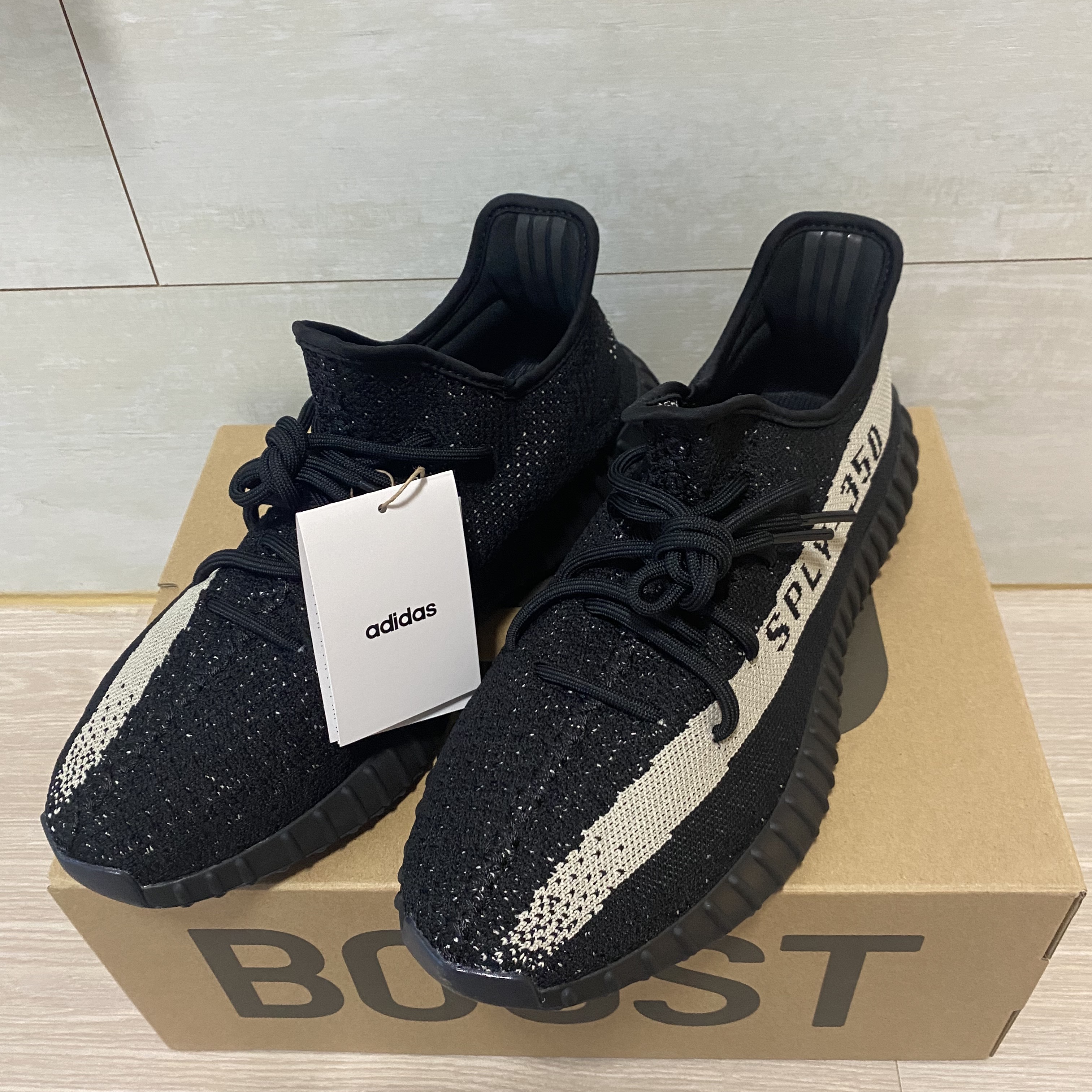 Adidas Yeezy Boost 350 V2 Core Black White 2022 착용 스타일