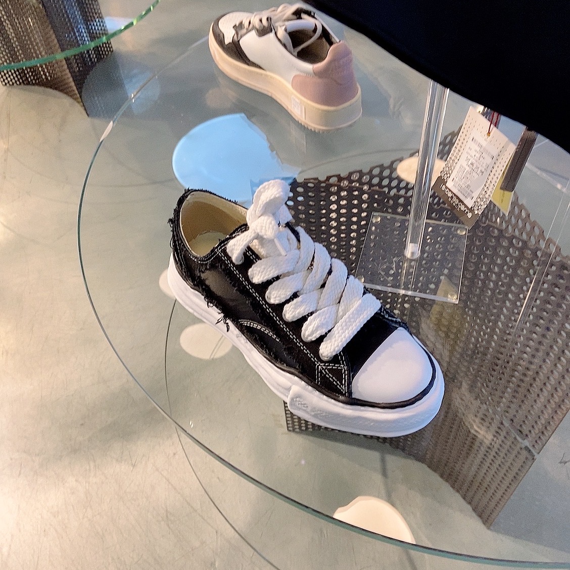 Gucci Rhyton Leather Sneakers Distressed Ivory, Maison Mihara Yasuhiro Peterson OG Sole Canvas Low Sneakers Black 착용 스타일 - 2