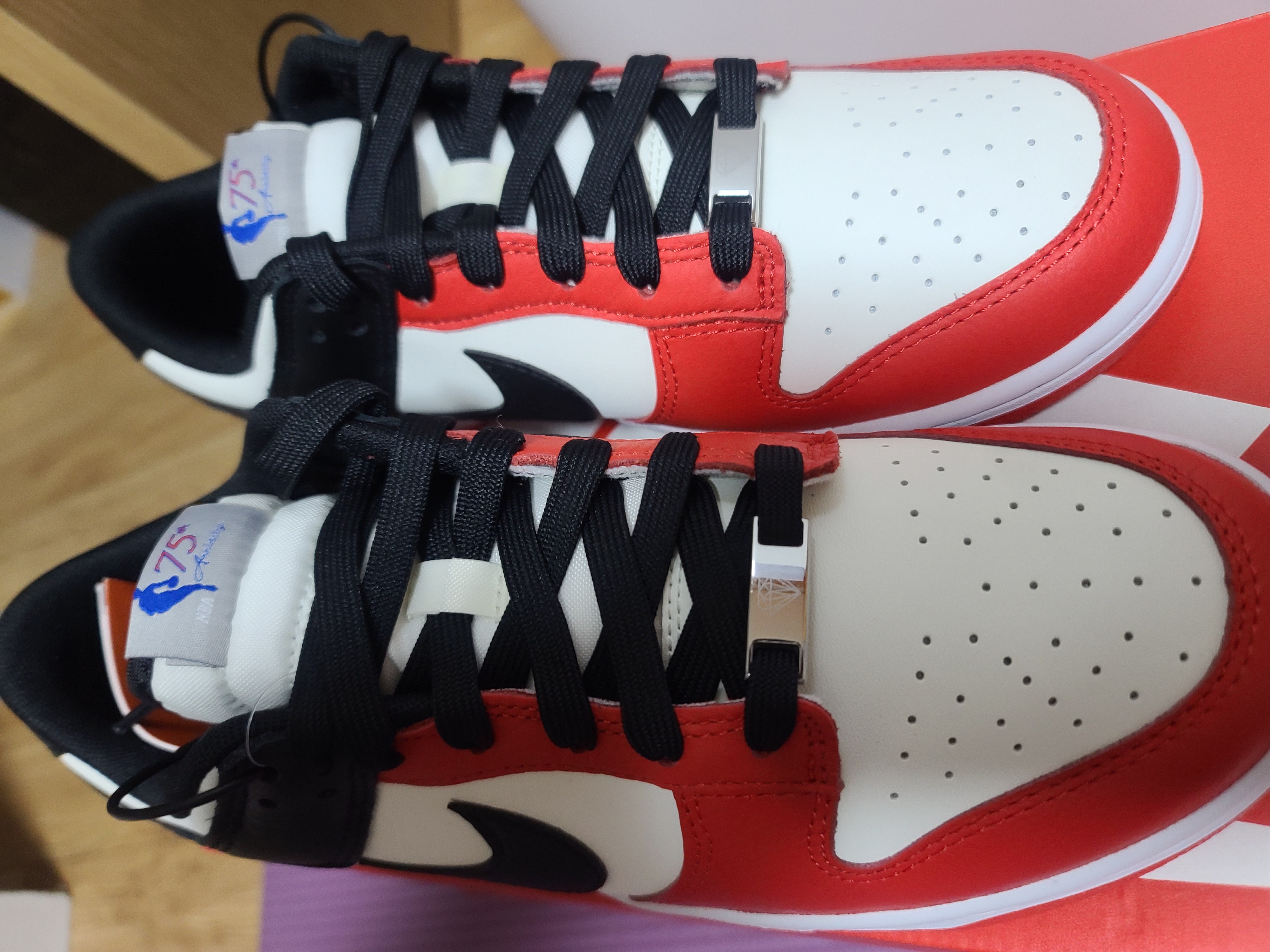 Nike x NBA Dunk Low Retro EMB Black and Chile Red, (PS) Nike x NBA Dunk Low Black and Chile Red 착용 스타일 - 1