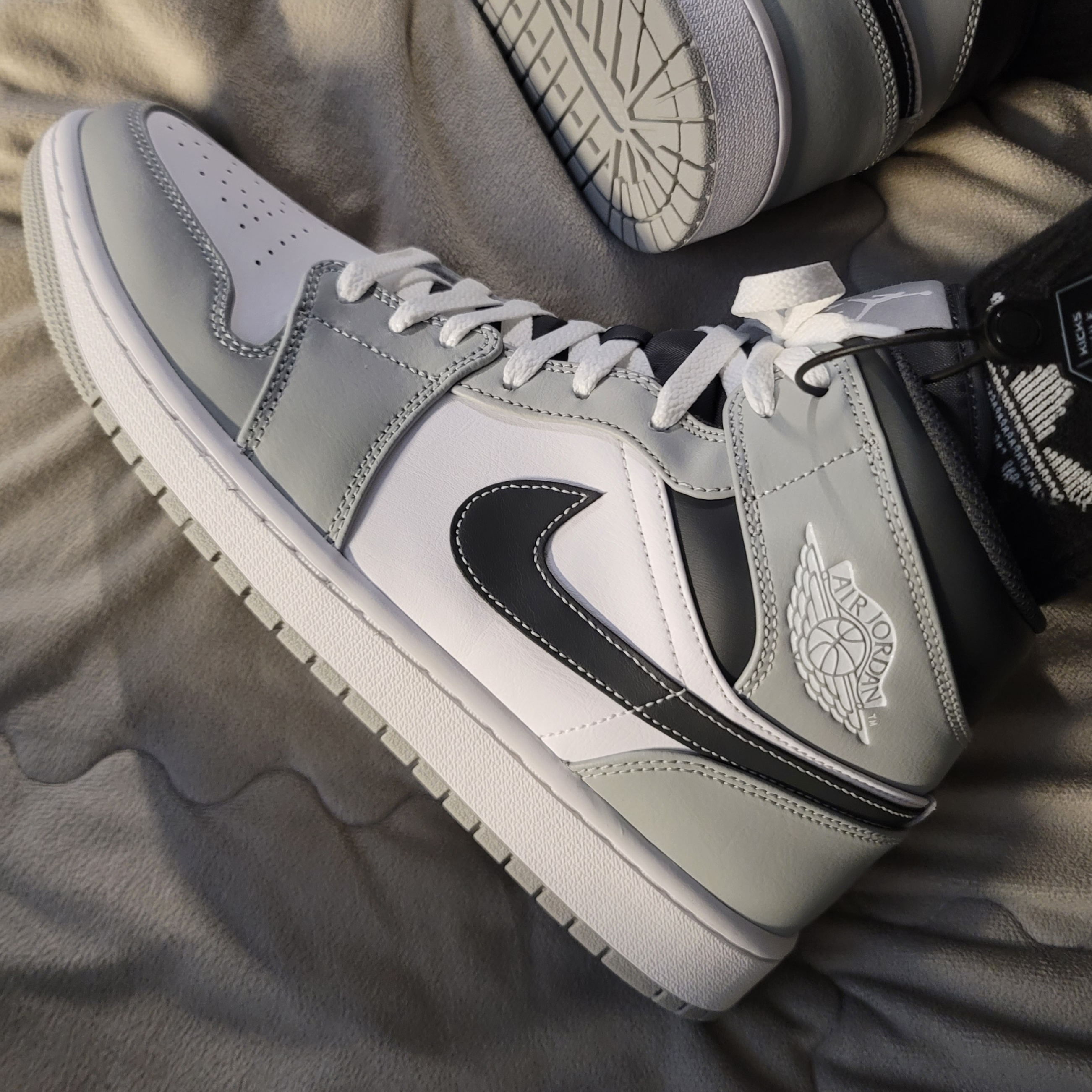 Jordan 1 Mid Light Smoke Grey Anthracite 착용 스타일 - 3