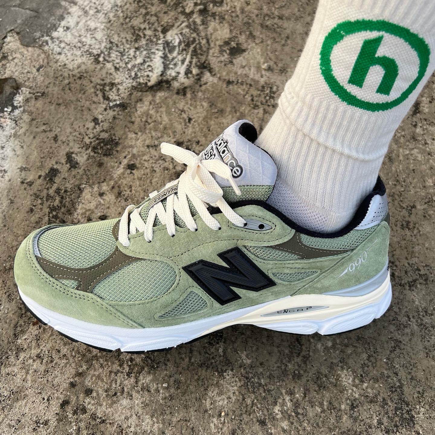 New Balance x JJJJound 990v3 Olive 착용 스타일 - 1