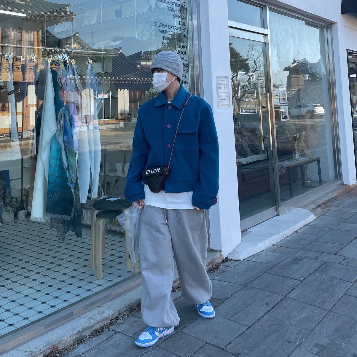 Nike Dunk Low Retro University Blue, Celine Triangle Bag in Triomphe Canvas with Celine Print Tan 착용 스타일