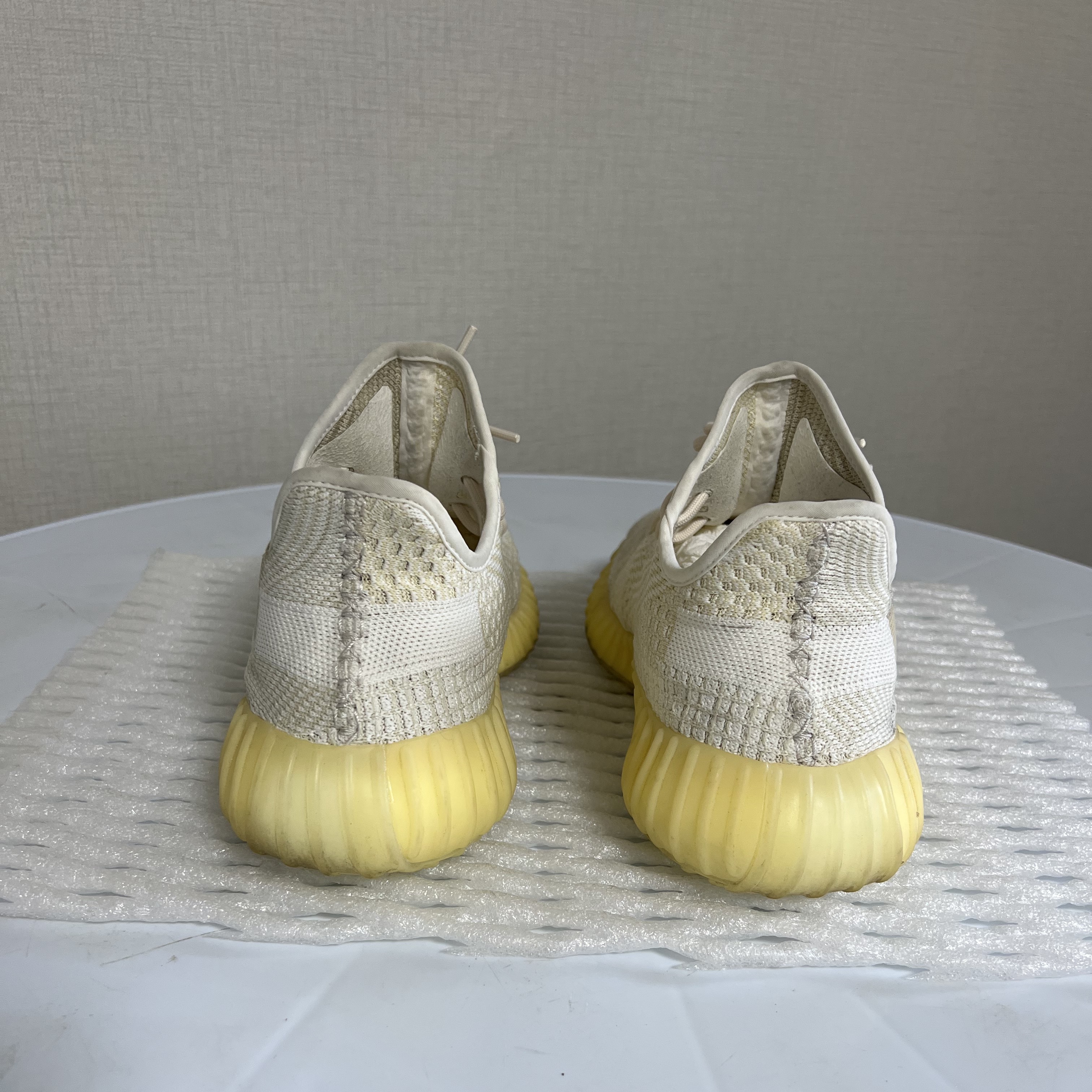 Adidas Yeezy Boost 350 V2 Natural 착용 스타일 - 4