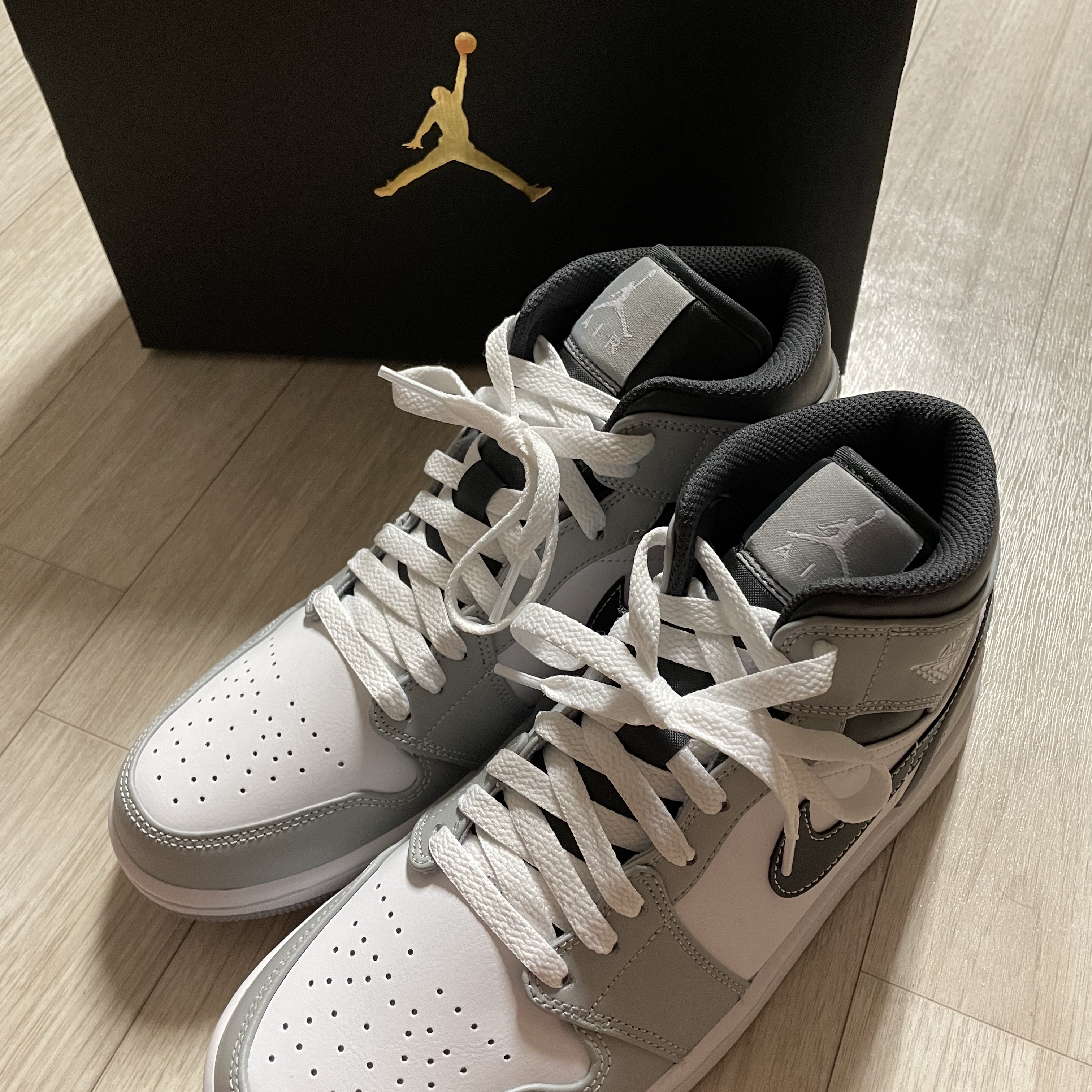 Jordan 1 Mid Light Smoke Grey Anthracite 착용 스타일 - 1