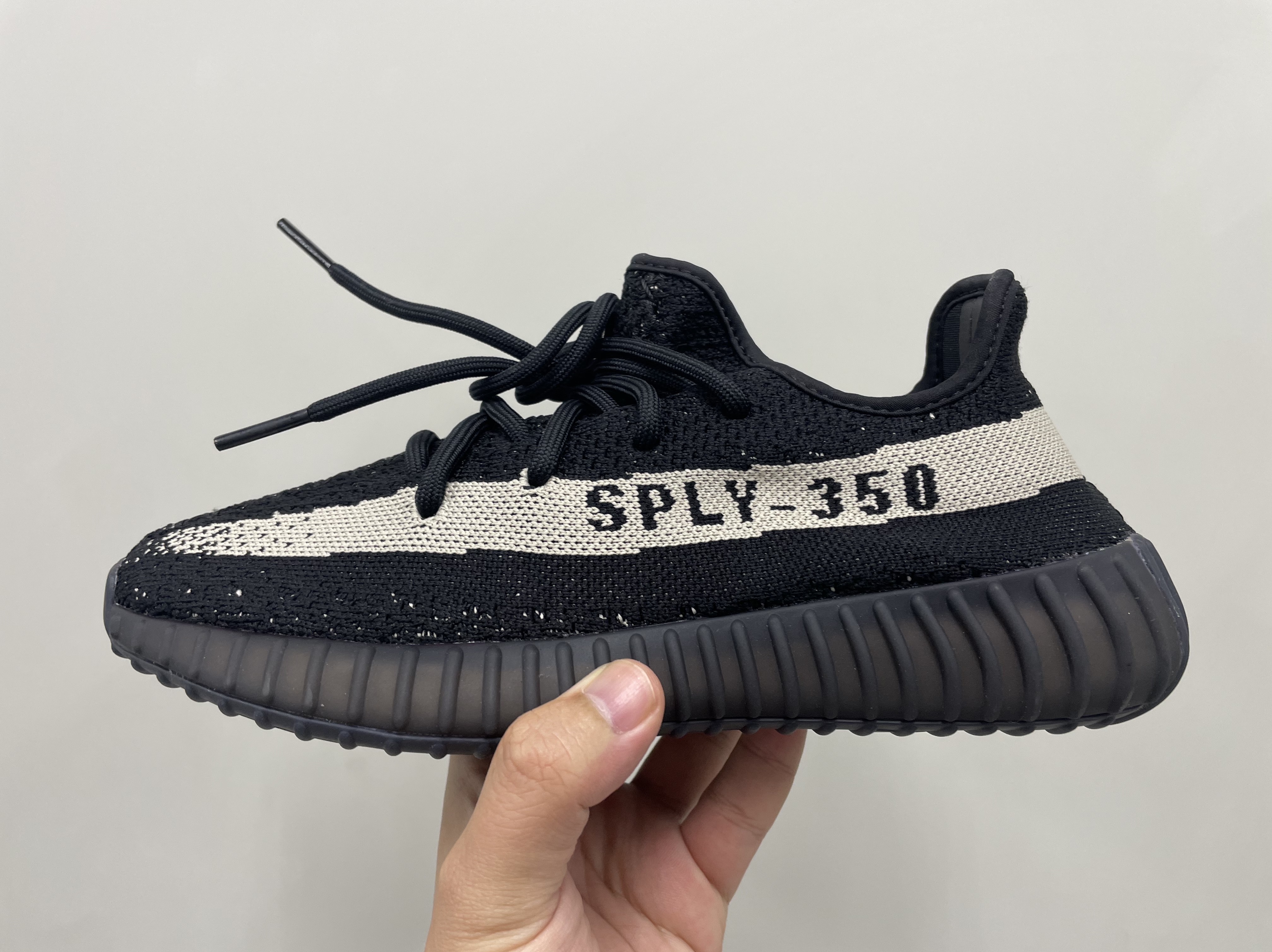 Adidas Yeezy Boost 350 V2 Core Black White 2022 착용 스타일