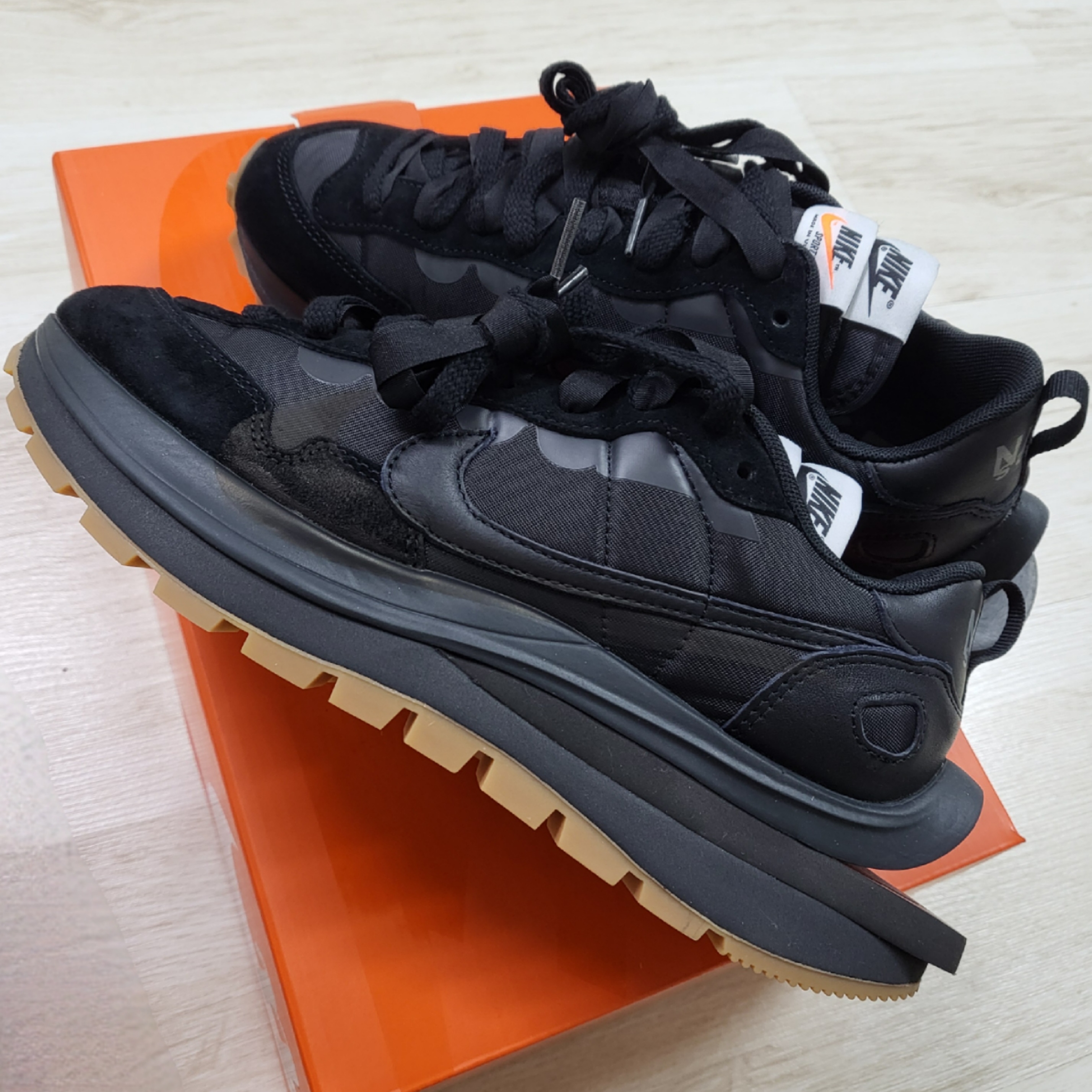 Nike x Sacai VaporWaffle Black and Gum 착용 스타일 - 2