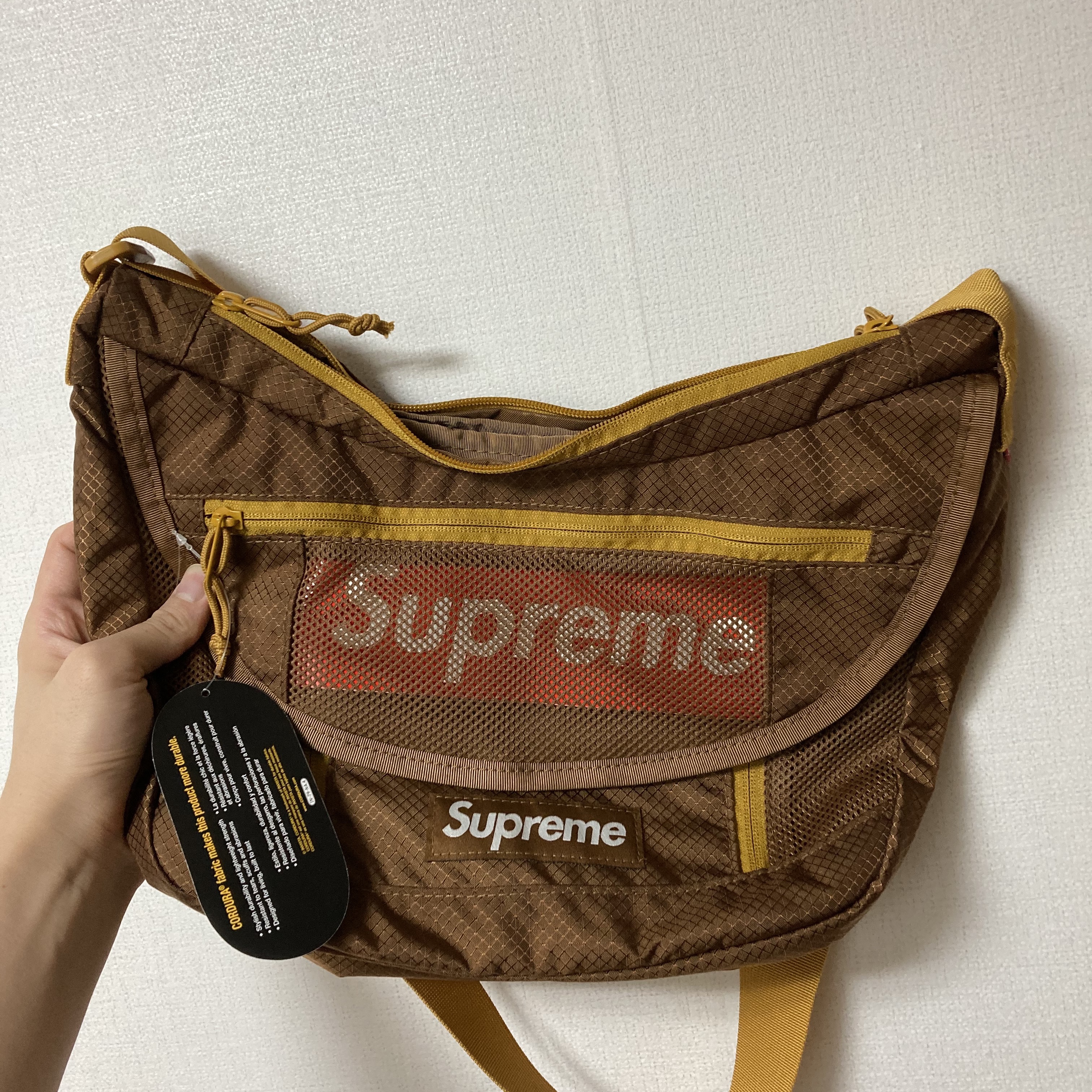 Supreme Small Messenger Bag Brown - 22SS 착용 스타일