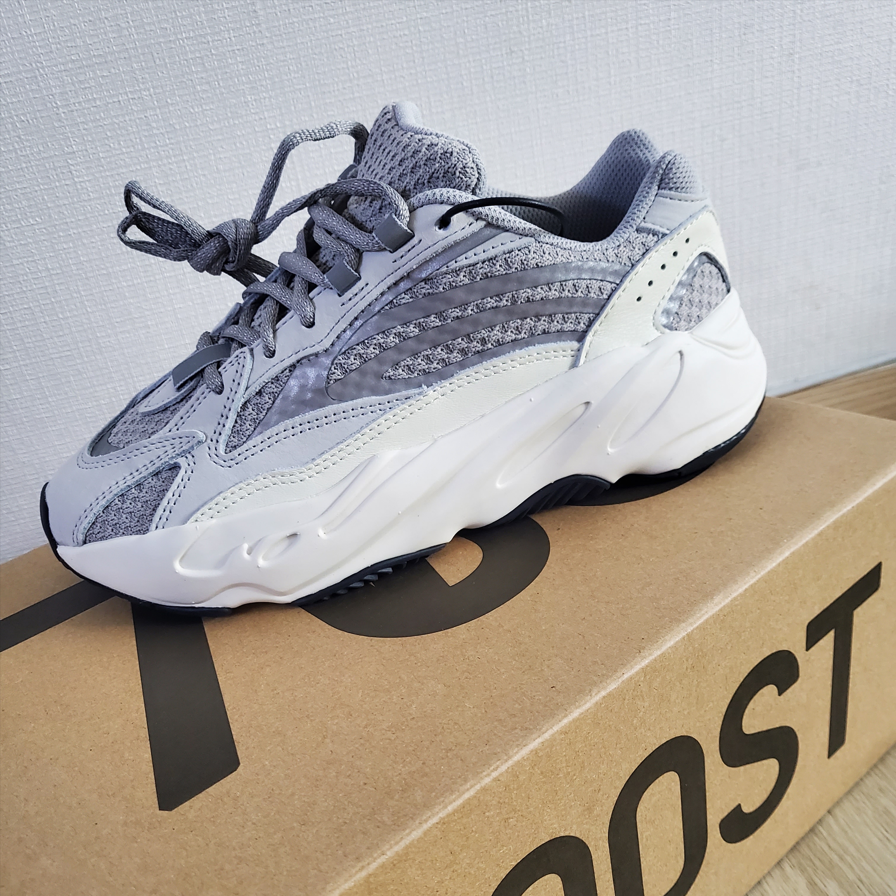 Adidas Yeezy Boost 700 V2 Static 2022 착용 스타일