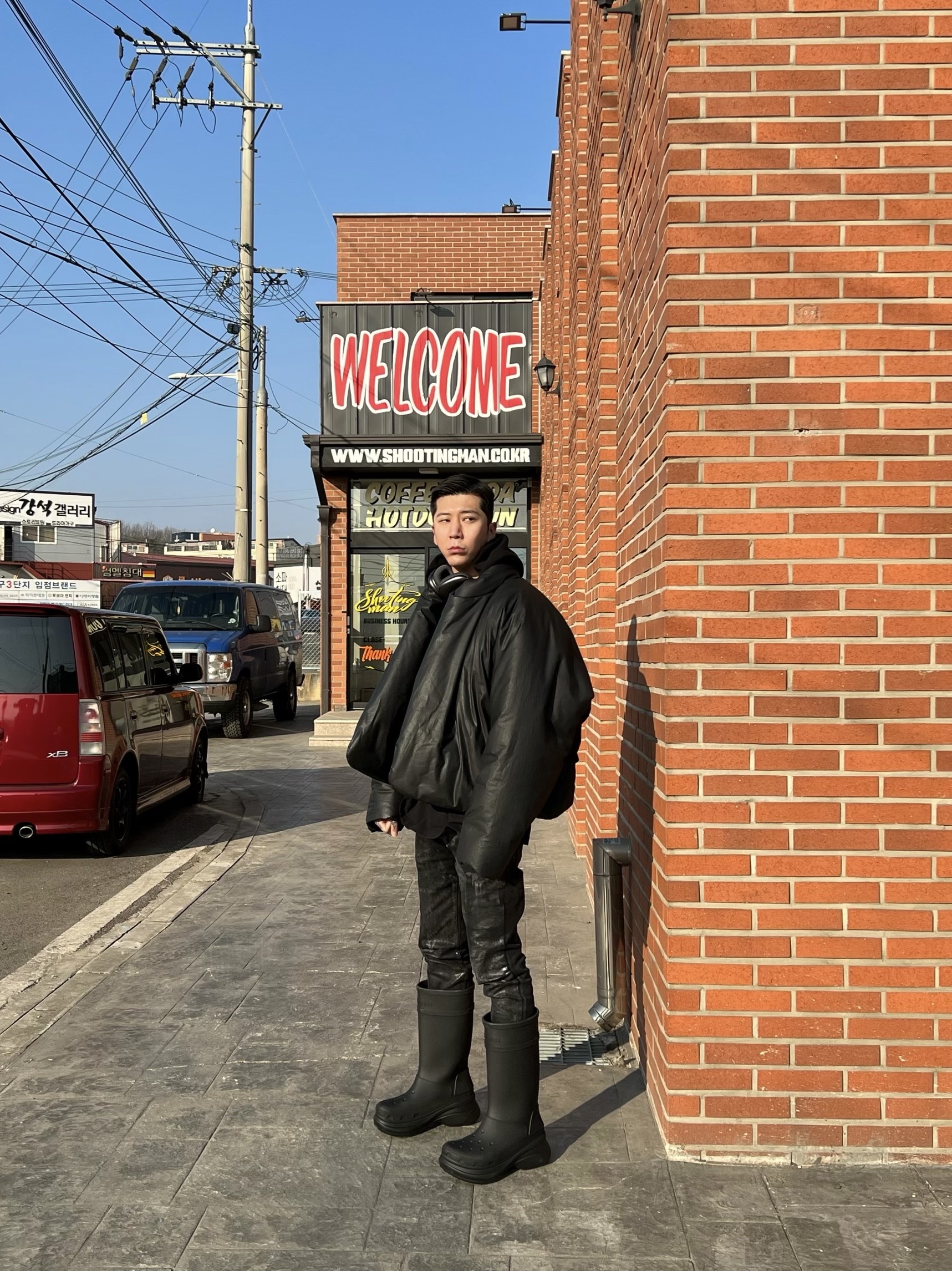 Yeezy Gap Hoodie Black, Yeezy Gap Round Jacket Black 착용 스타일 - 3