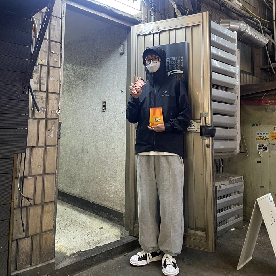 Arc'teryx Beta Jacket Black, Maison Mihara Yasuhiro Blakey OG Sole Canvas Low-top Sneakers Black 착용 스타일