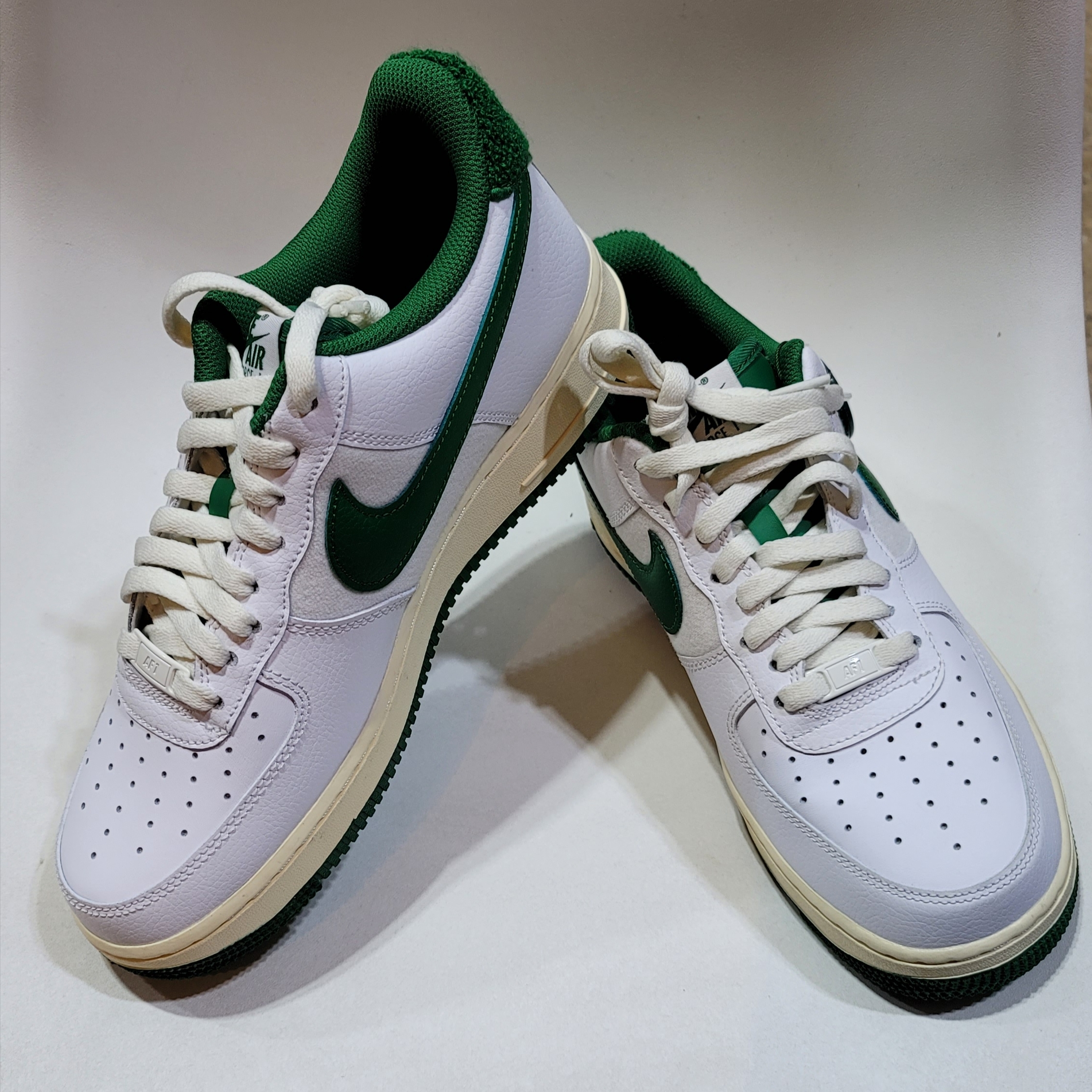 Nike Air Force 1 '07 LV8 Varsity White Pine Green 착용 스타일