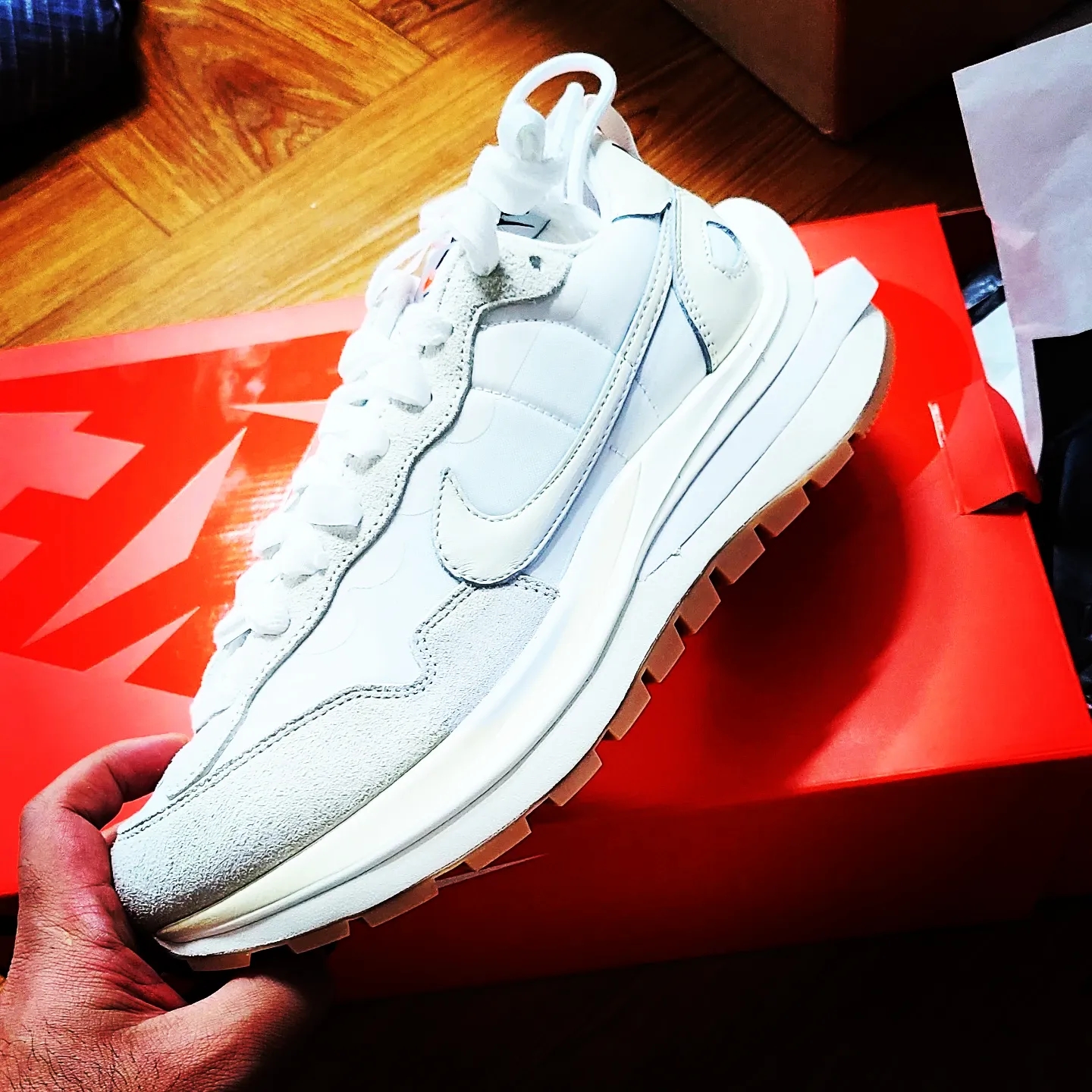 Nike x Sacai VaporWaffle White and Gum 착용 스타일 - 2